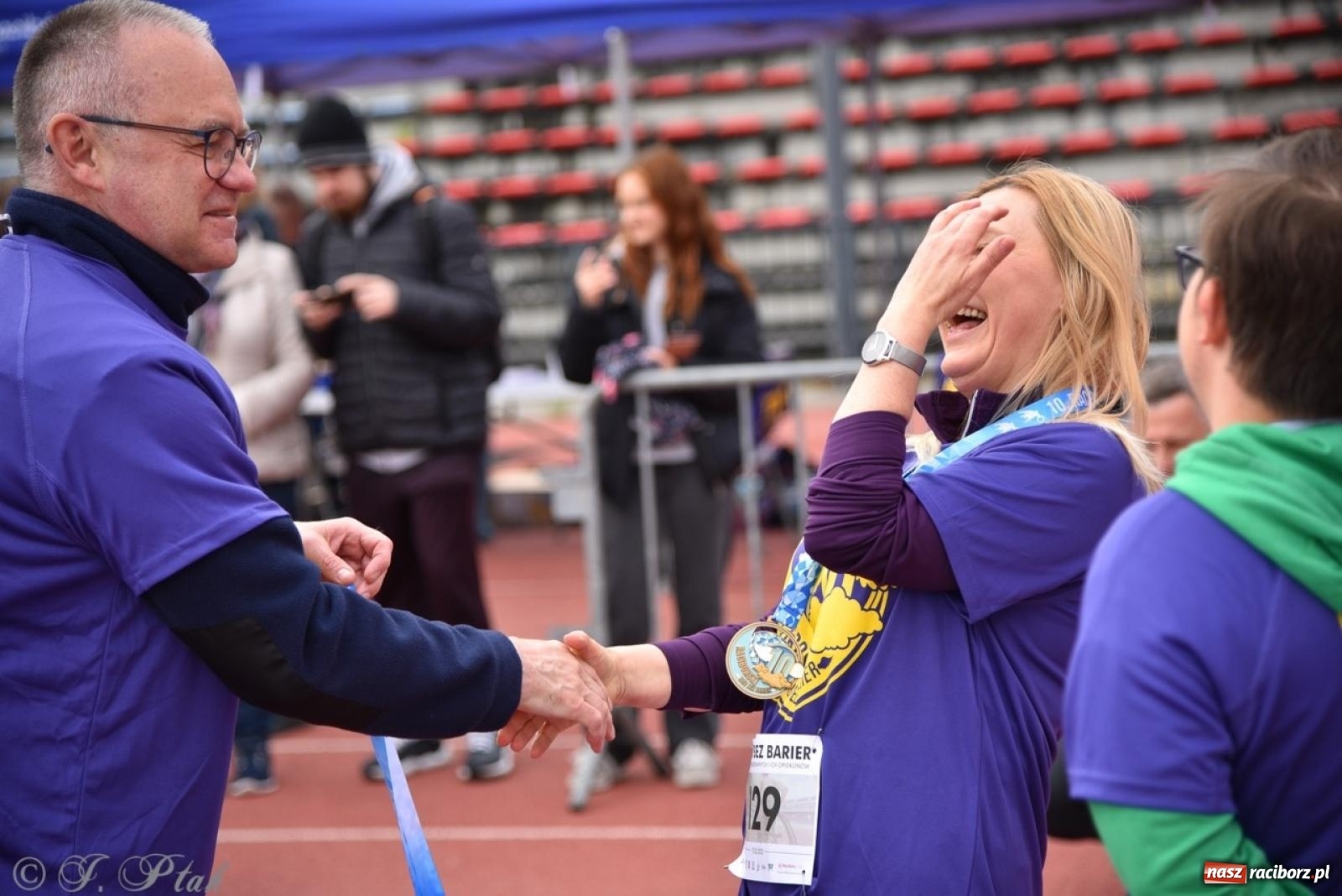 Zdjęcie w galerii na portalu naszraciborz.pl: Jubileuszowy Bieg bez barier na stadionie OSiR w Raciborzu wiadomości z regionu