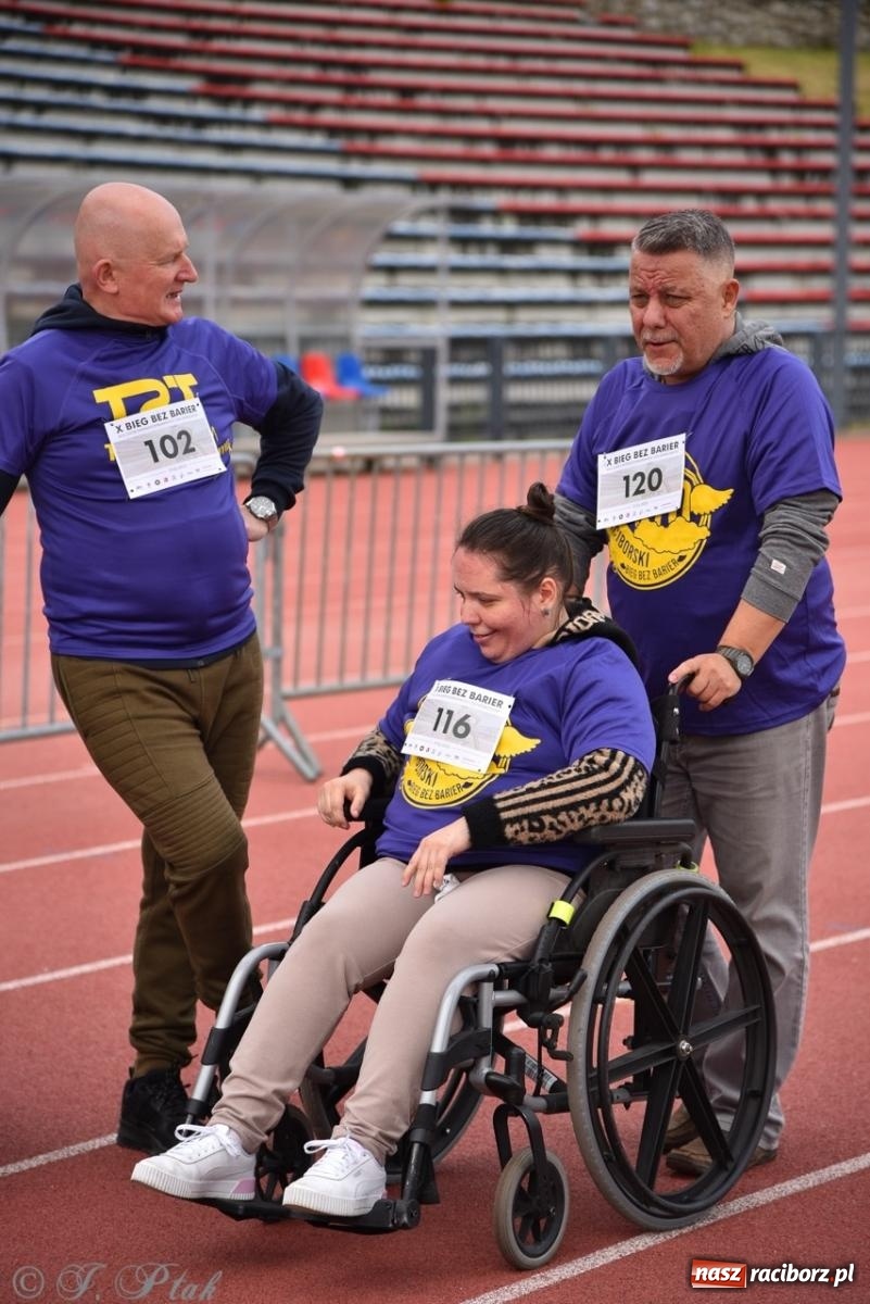 Zdjęcie w galerii na portalu naszraciborz.pl: Jubileuszowy Bieg bez barier na stadionie OSiR w Raciborzu wiadomości z regionu