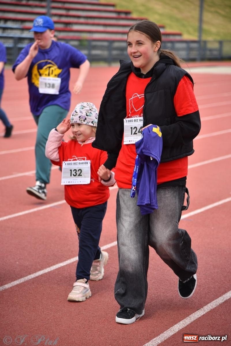 Zdjęcie w galerii na portalu naszraciborz.pl: Jubileuszowy Bieg bez barier na stadionie OSiR w Raciborzu wiadomości z regionu