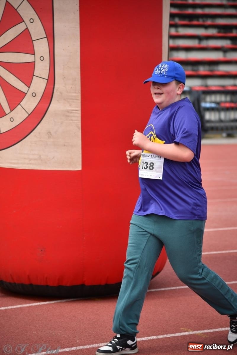 Zdjęcie w galerii na portalu naszraciborz.pl: Jubileuszowy Bieg bez barier na stadionie OSiR w Raciborzu wiadomości z regionu