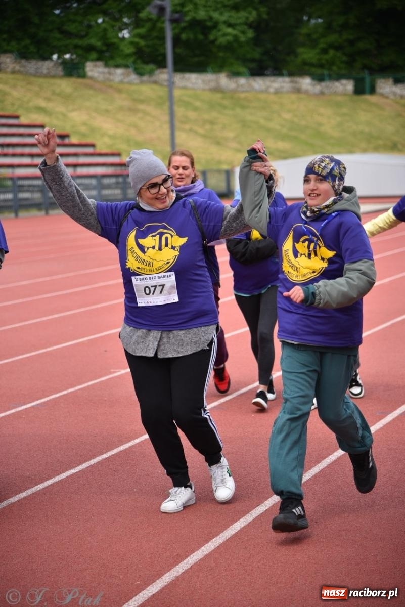 Zdjęcie w galerii na portalu naszraciborz.pl: Jubileuszowy Bieg bez barier na stadionie OSiR w Raciborzu wiadomości z regionu