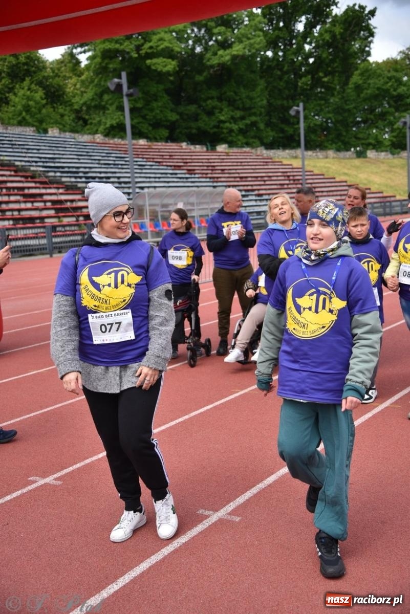 Zdjęcie w galerii na portalu naszraciborz.pl: Jubileuszowy Bieg bez barier na stadionie OSiR w Raciborzu wiadomości z regionu