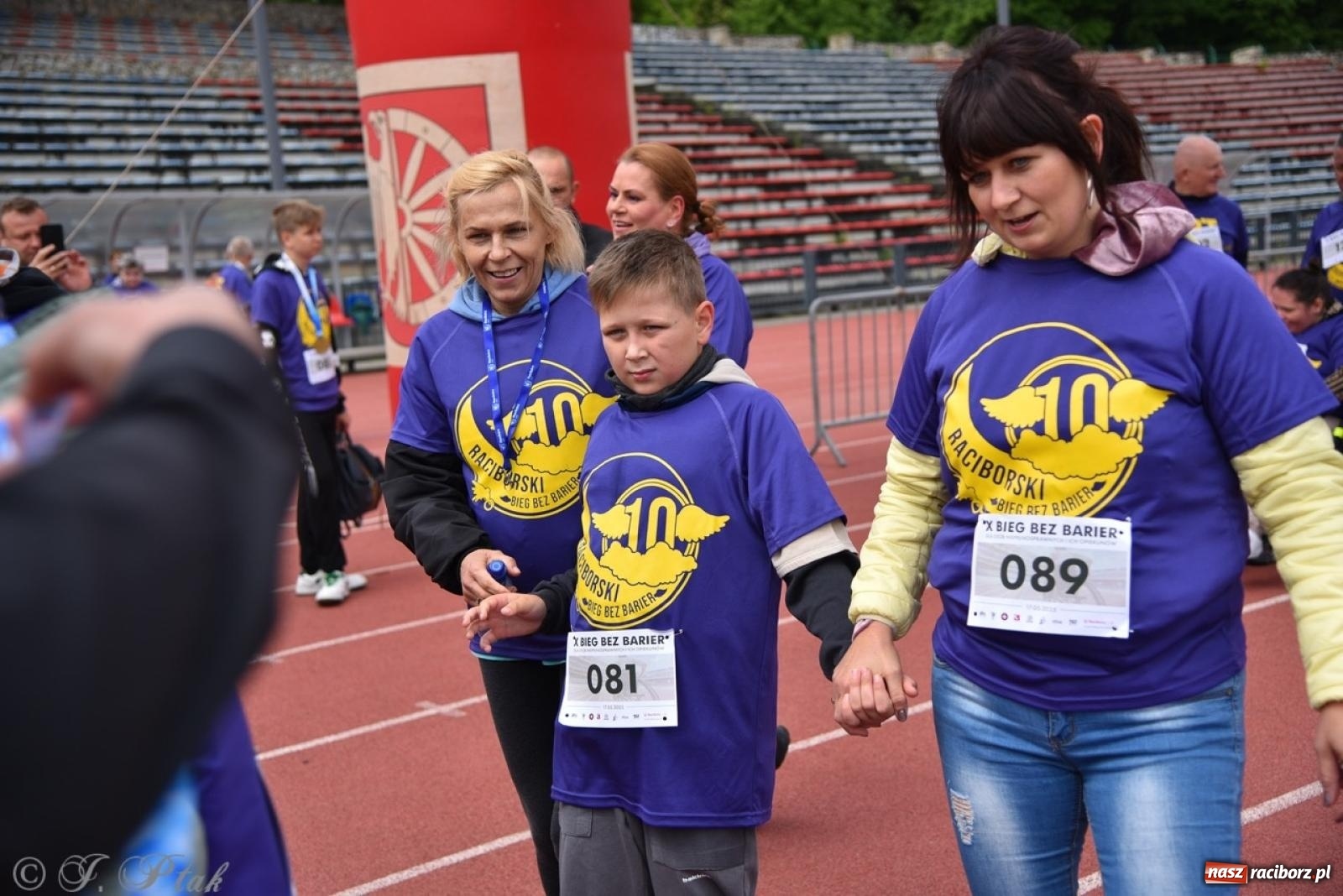 Zdjęcie w galerii na portalu naszraciborz.pl: Jubileuszowy Bieg bez barier na stadionie OSiR w Raciborzu wiadomości z regionu