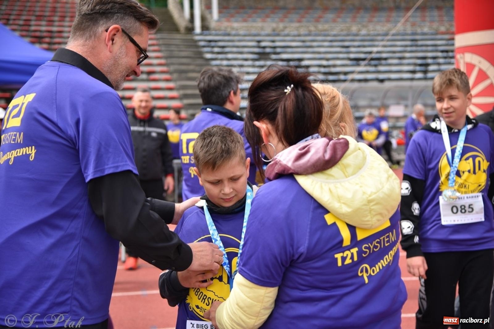 Zdjęcie w galerii na portalu naszraciborz.pl: Jubileuszowy Bieg bez barier na stadionie OSiR w Raciborzu wiadomości z regionu