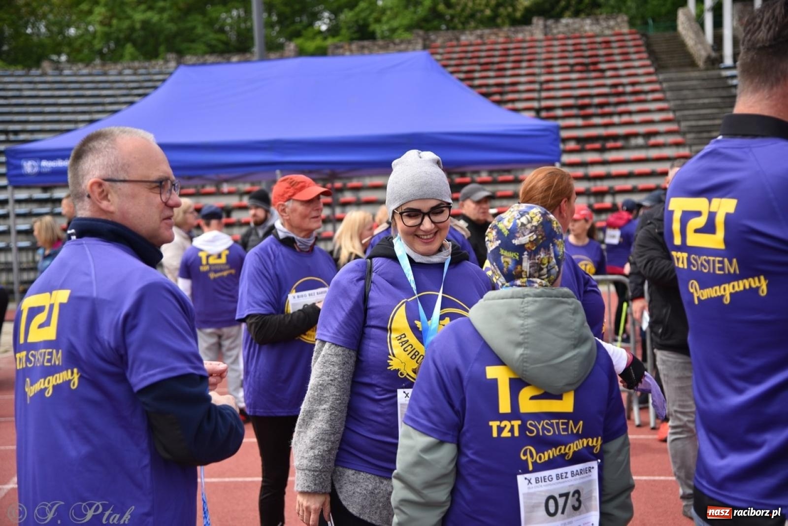 Zdjęcie w galerii na portalu naszraciborz.pl: Jubileuszowy Bieg bez barier na stadionie OSiR w Raciborzu wiadomości z regionu