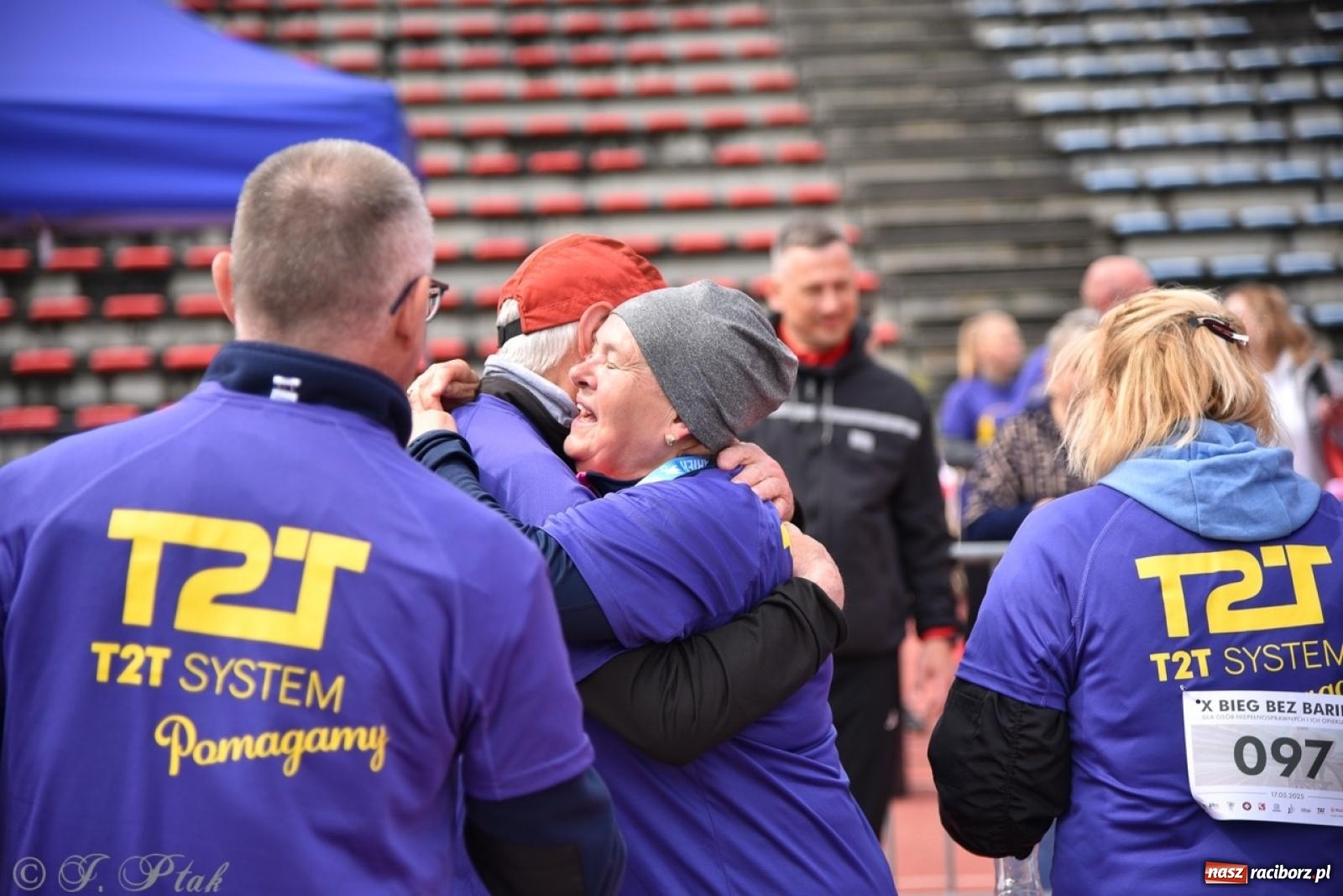 Zdjęcie w galerii na portalu naszraciborz.pl: Jubileuszowy Bieg bez barier na stadionie OSiR w Raciborzu wiadomości z regionu