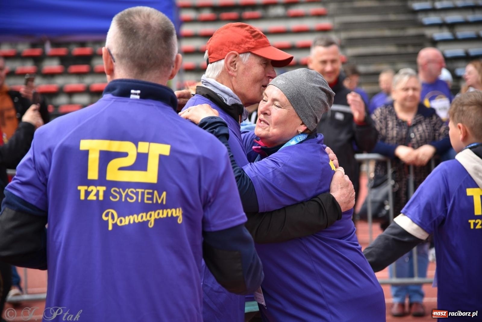 Zdjęcie w galerii na portalu naszraciborz.pl: Jubileuszowy Bieg bez barier na stadionie OSiR w Raciborzu wiadomości z regionu