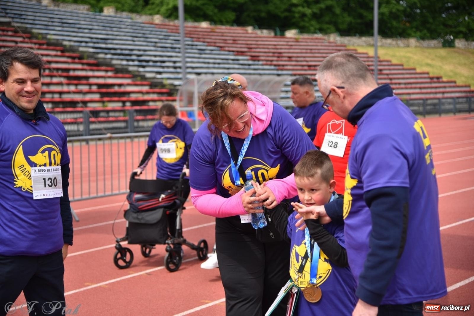 Zdjęcie w galerii na portalu naszraciborz.pl: Jubileuszowy Bieg bez barier na stadionie OSiR w Raciborzu wiadomości z regionu
