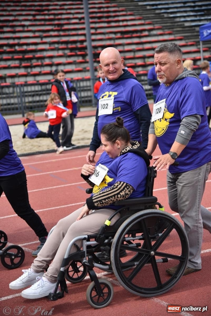 Zdjęcie w galerii na portalu naszraciborz.pl: Jubileuszowy Bieg bez barier na stadionie OSiR w Raciborzu wiadomości z regionu