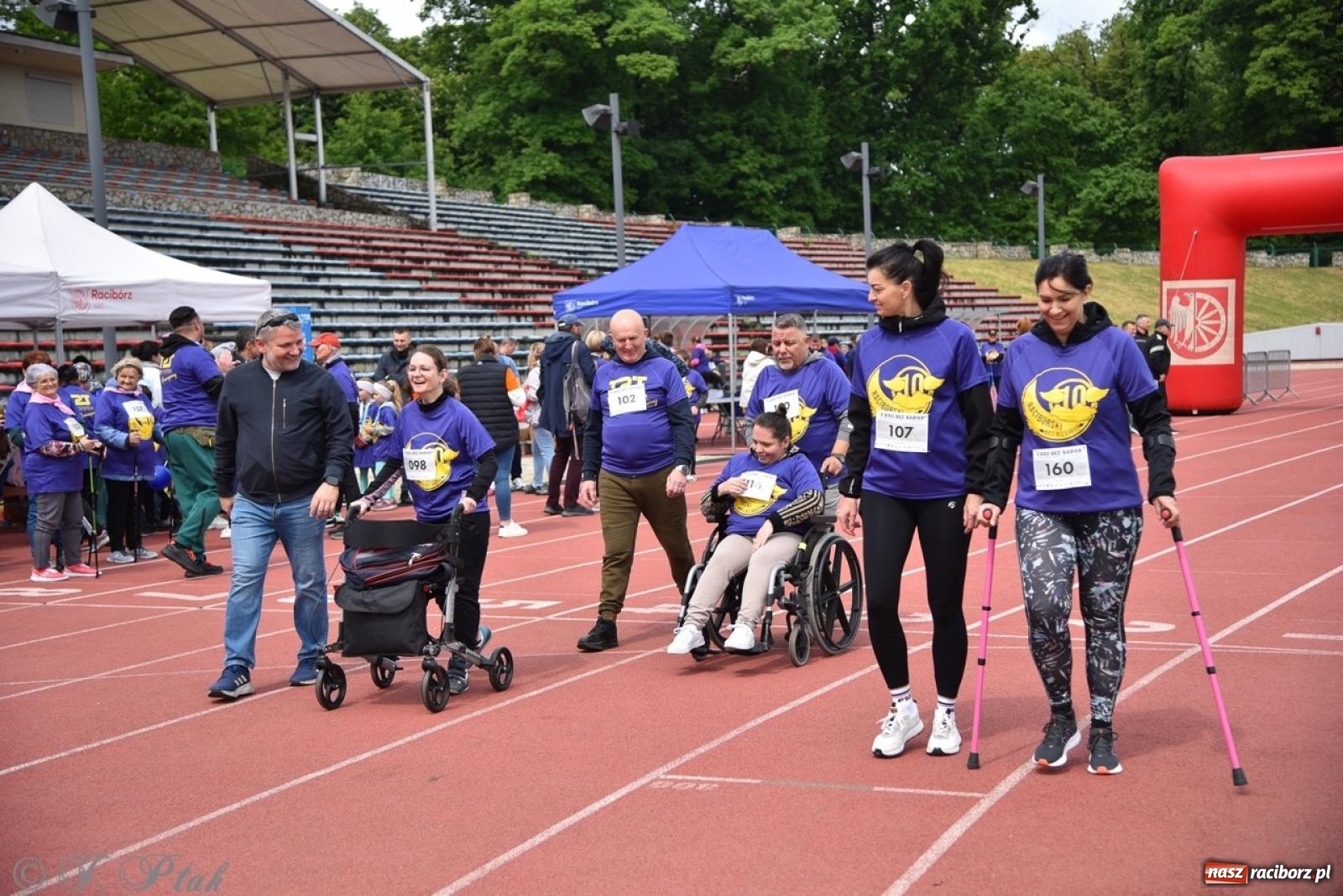 Zdjęcie w galerii na portalu naszraciborz.pl: Jubileuszowy Bieg bez barier na stadionie OSiR w Raciborzu wiadomości z regionu