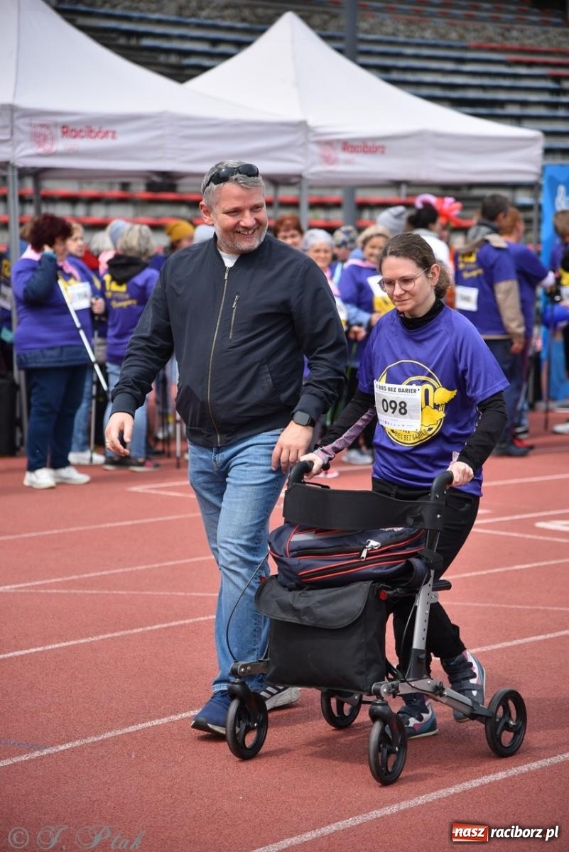 Zdjęcie w galerii na portalu naszraciborz.pl: Jubileuszowy Bieg bez barier na stadionie OSiR w Raciborzu wiadomości z regionu