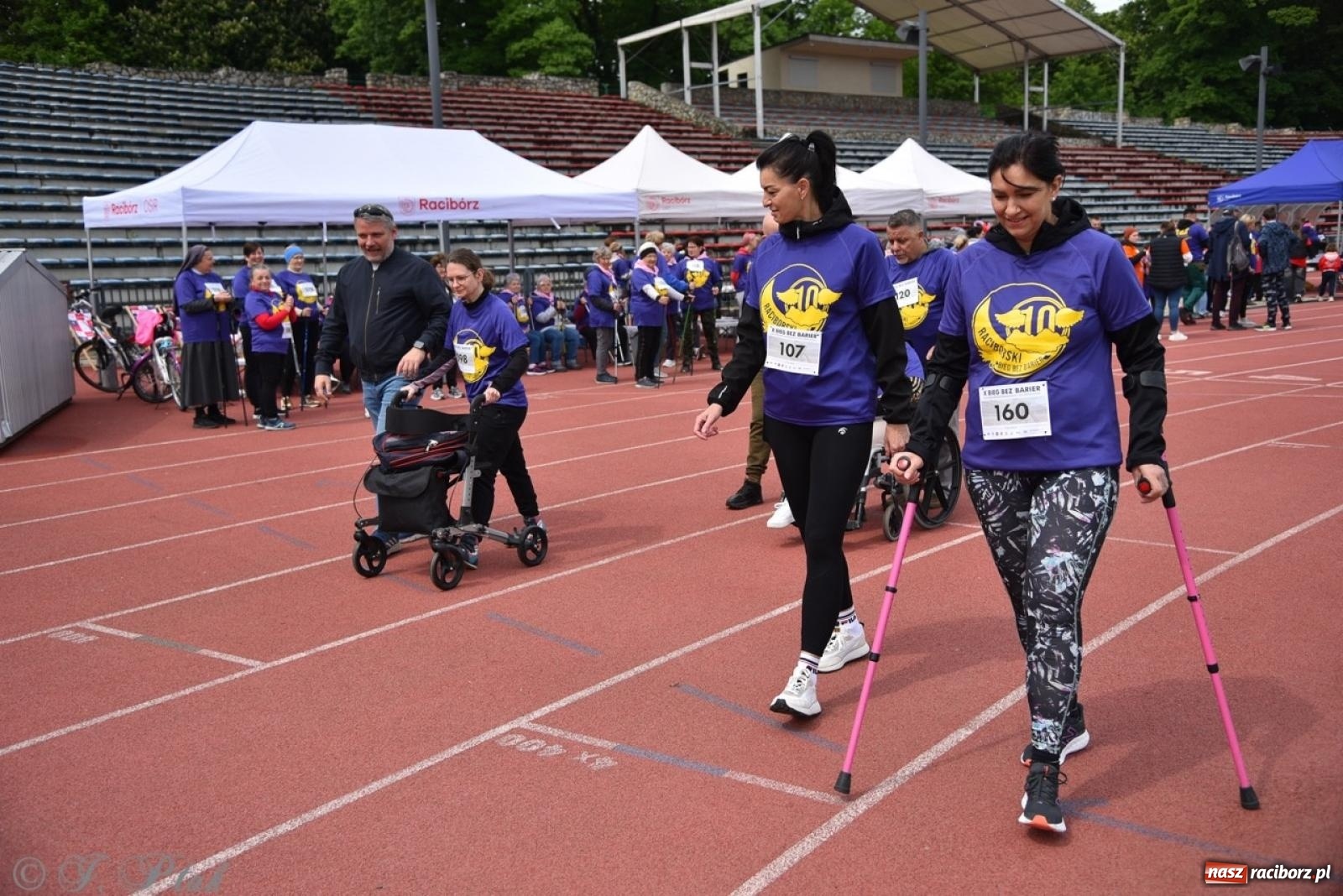 Zdjęcie w galerii na portalu naszraciborz.pl: Jubileuszowy Bieg bez barier na stadionie OSiR w Raciborzu wiadomości z regionu