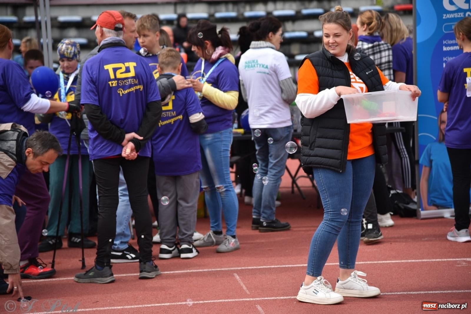 Zdjęcie w galerii na portalu naszraciborz.pl: Jubileuszowy Bieg bez barier na stadionie OSiR w Raciborzu wiadomości z regionu