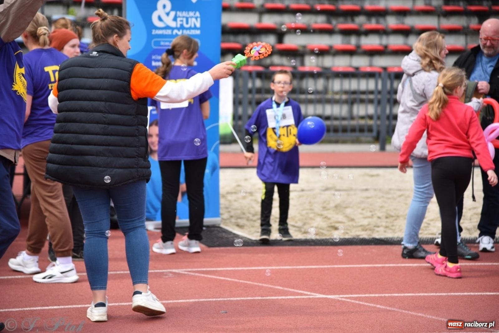 Zdjęcie w galerii na portalu naszraciborz.pl: Jubileuszowy Bieg bez barier na stadionie OSiR w Raciborzu wiadomości z regionu