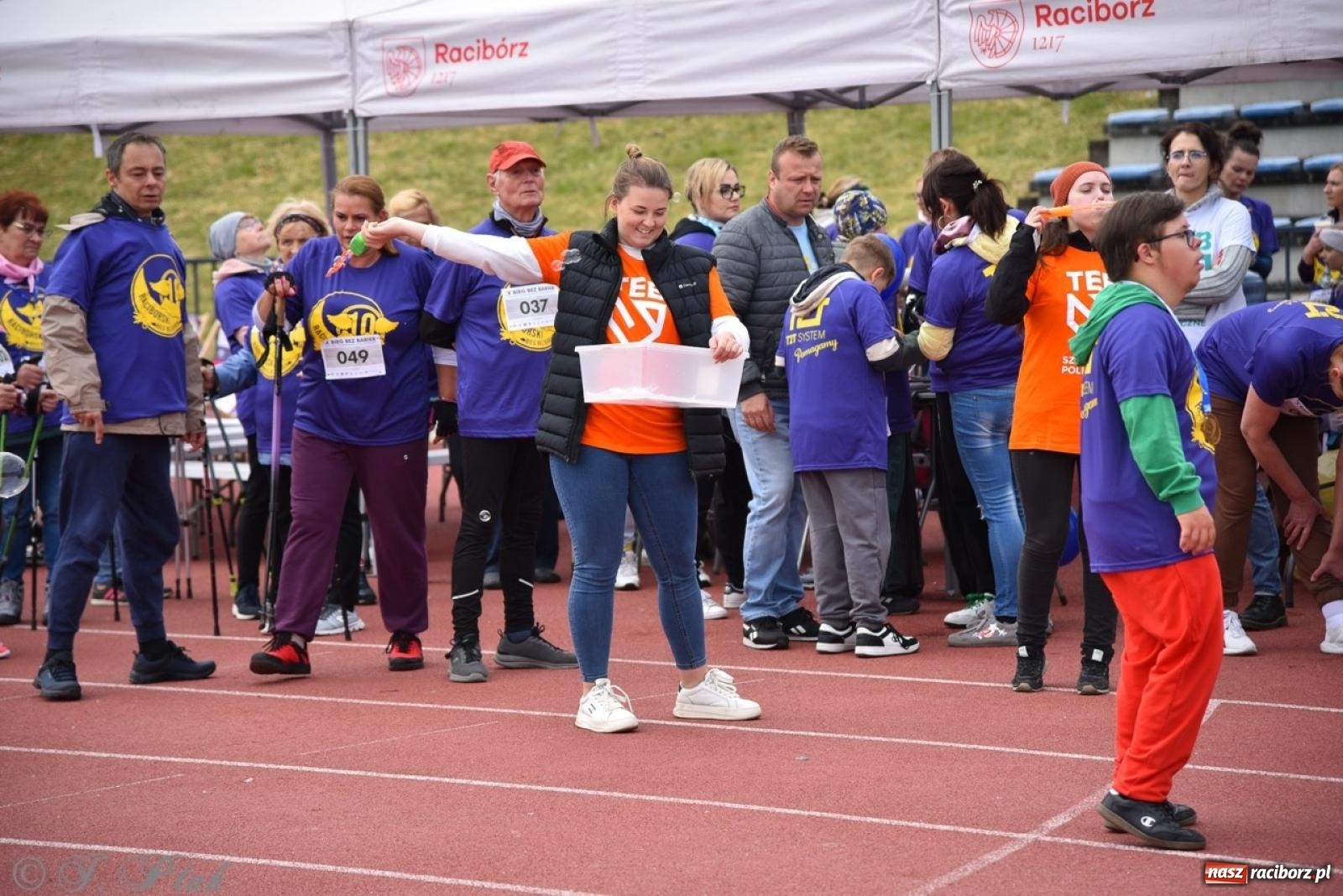 Zdjęcie w galerii na portalu naszraciborz.pl: Jubileuszowy Bieg bez barier na stadionie OSiR w Raciborzu wiadomości z regionu