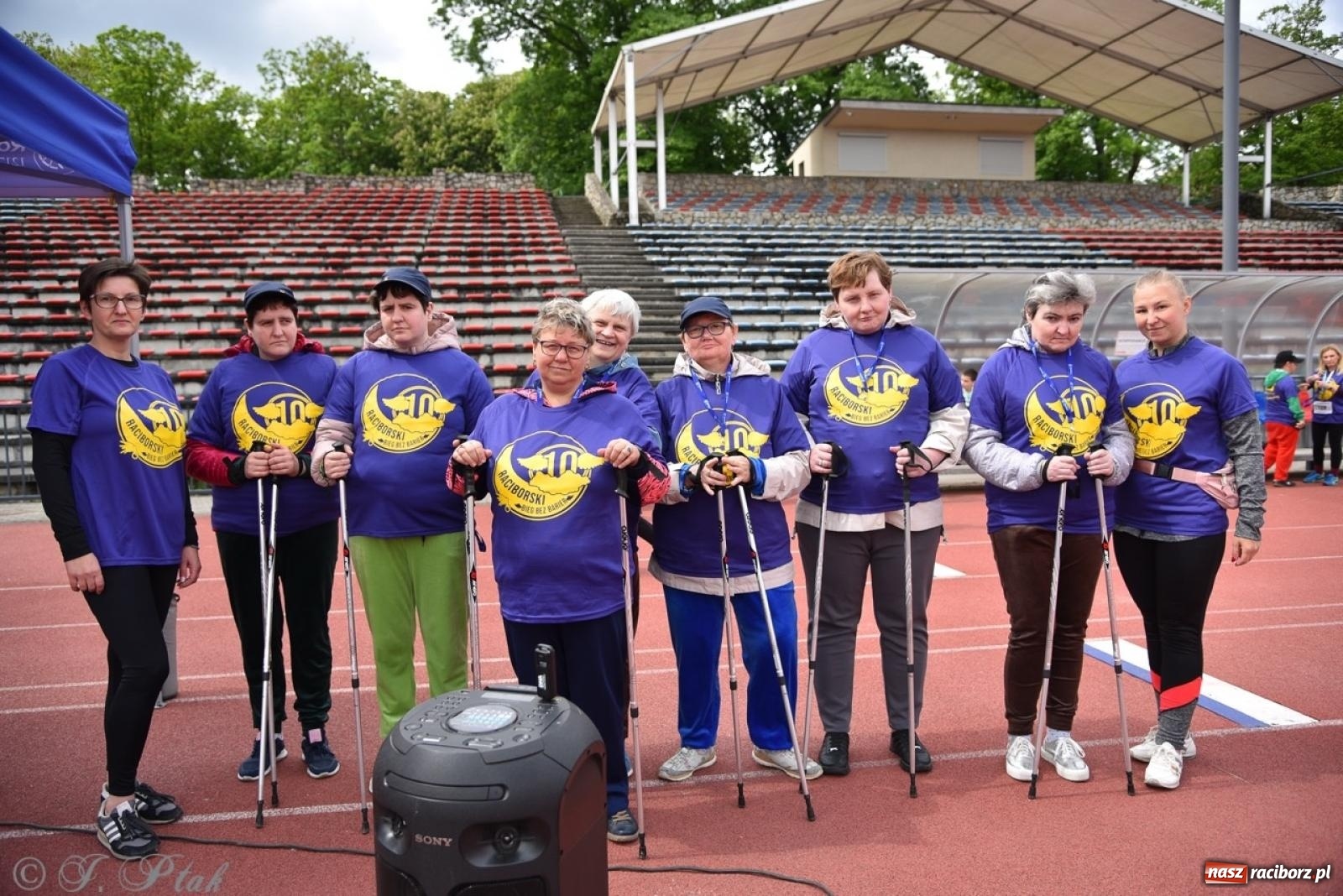 Zdjęcie w galerii na portalu naszraciborz.pl: Jubileuszowy Bieg bez barier na stadionie OSiR w Raciborzu wiadomości z regionu