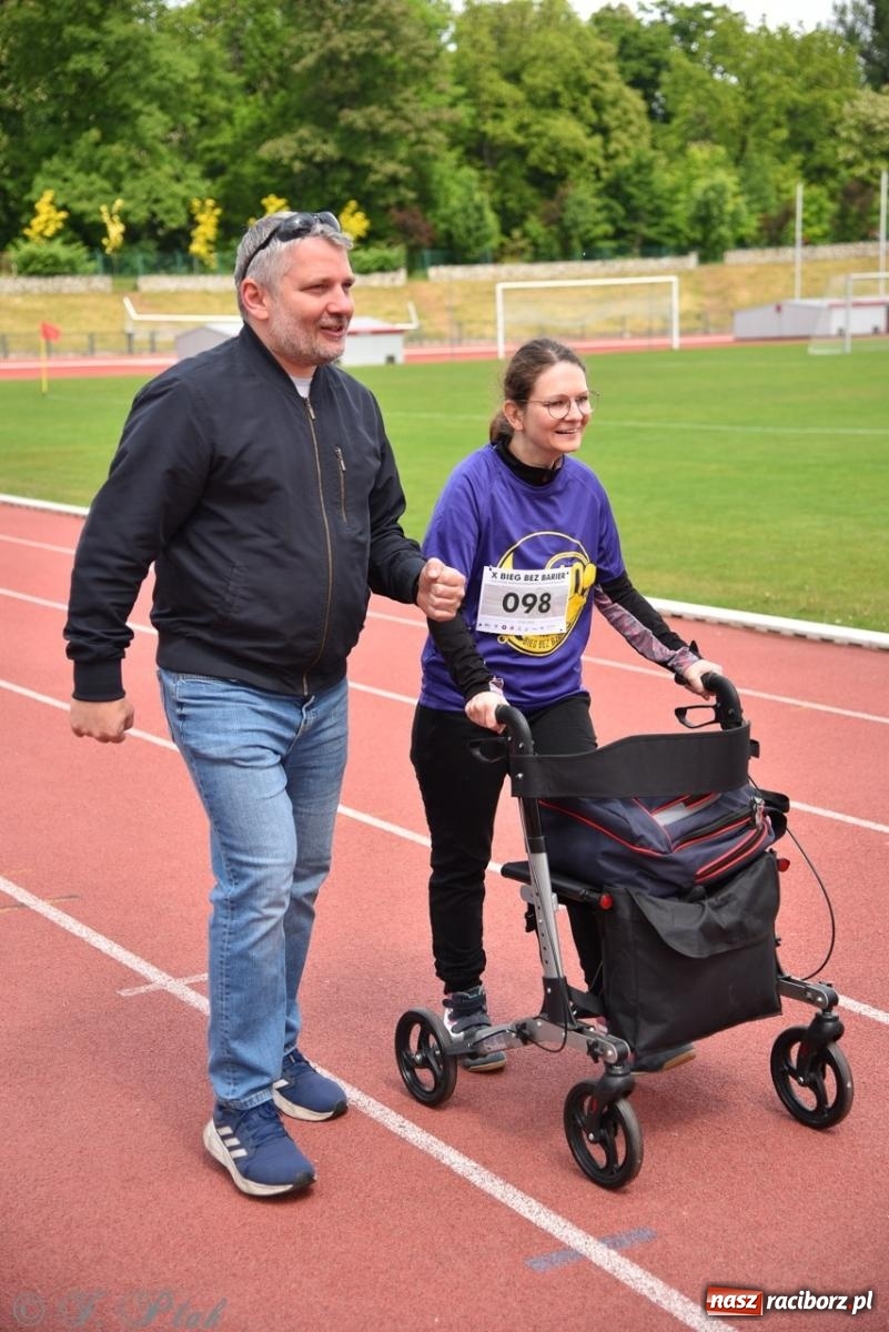 Zdjęcie w galerii na portalu naszraciborz.pl: Jubileuszowy Bieg bez barier na stadionie OSiR w Raciborzu wiadomości z regionu