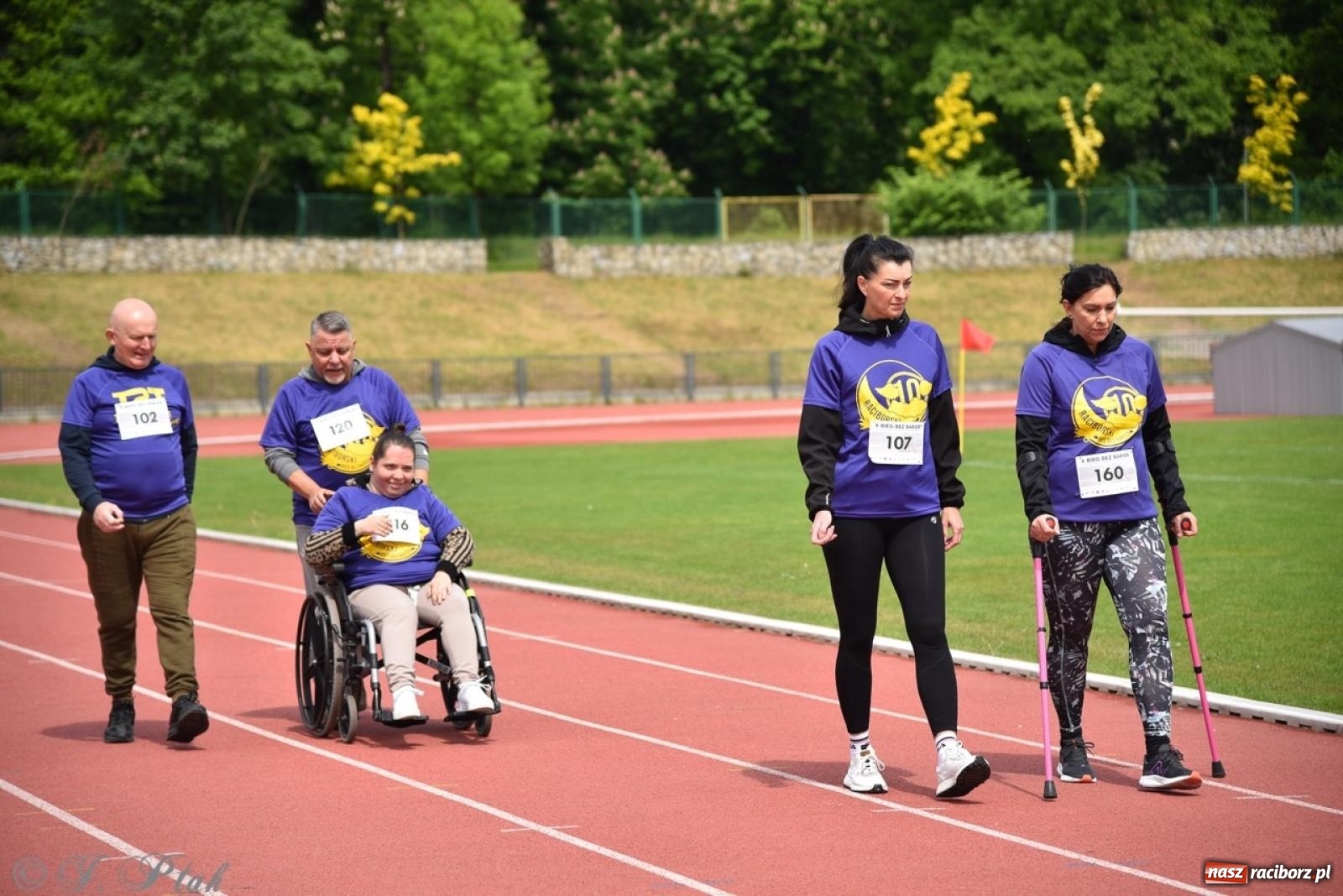 Zdjęcie w galerii na portalu naszraciborz.pl: Jubileuszowy Bieg bez barier na stadionie OSiR w Raciborzu wiadomości z regionu