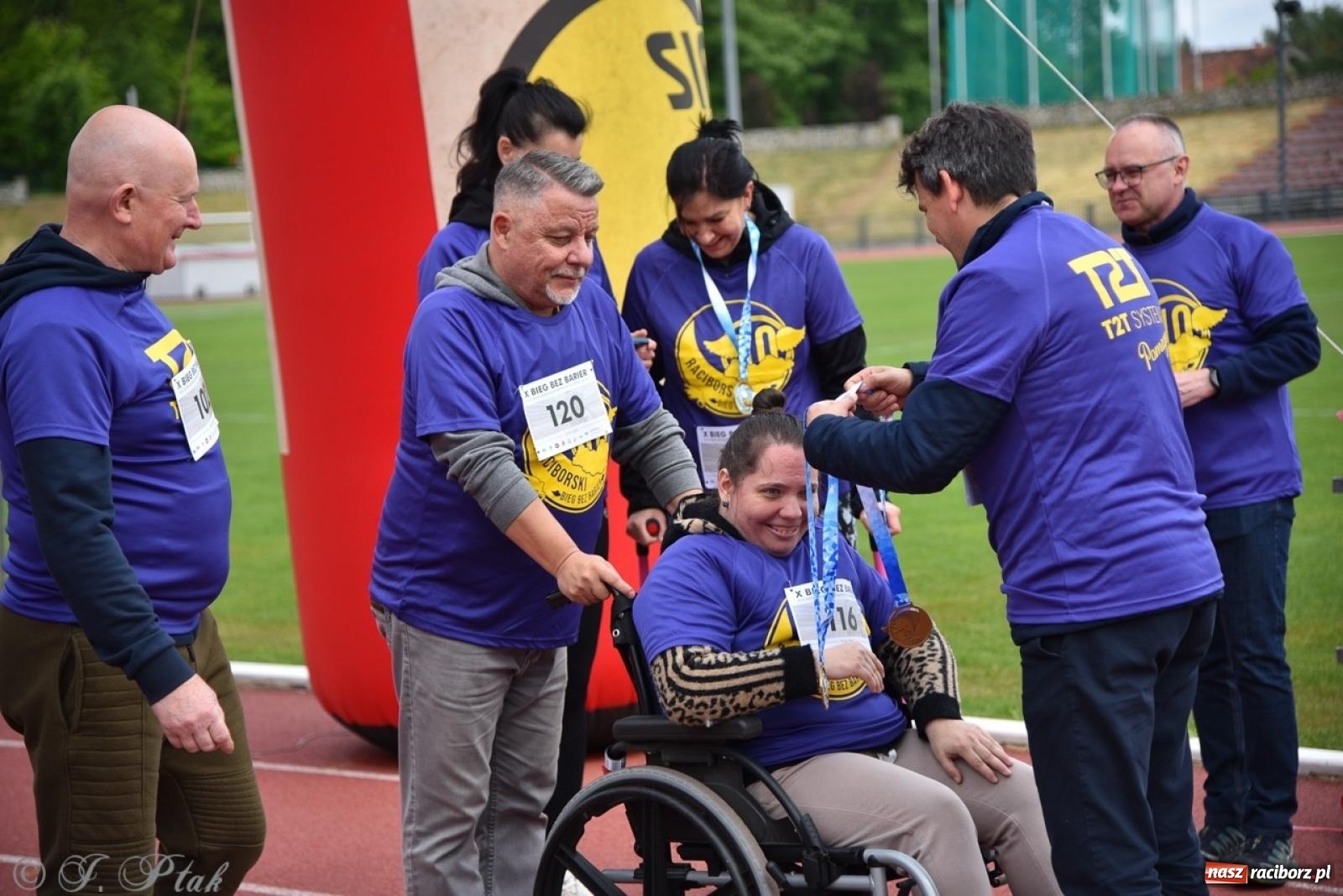 Zdjęcie w galerii na portalu naszraciborz.pl: Jubileuszowy Bieg bez barier na stadionie OSiR w Raciborzu wiadomości z regionu