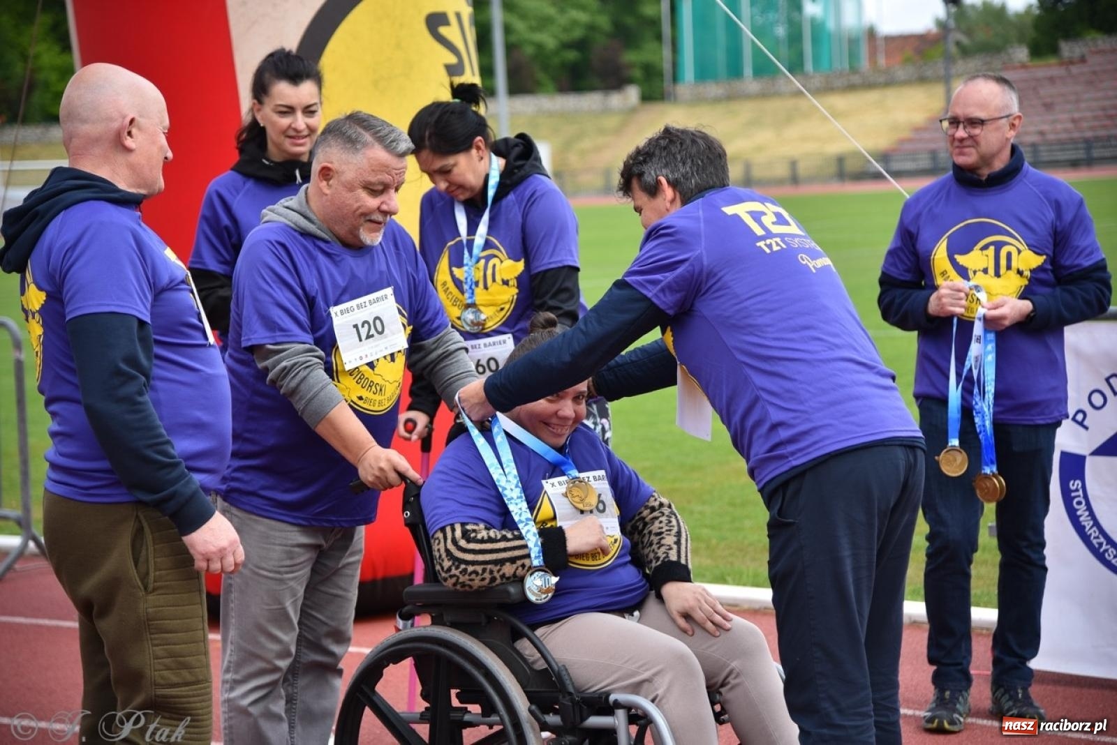 Zdjęcie w galerii na portalu naszraciborz.pl: Jubileuszowy Bieg bez barier na stadionie OSiR w Raciborzu wiadomości z regionu