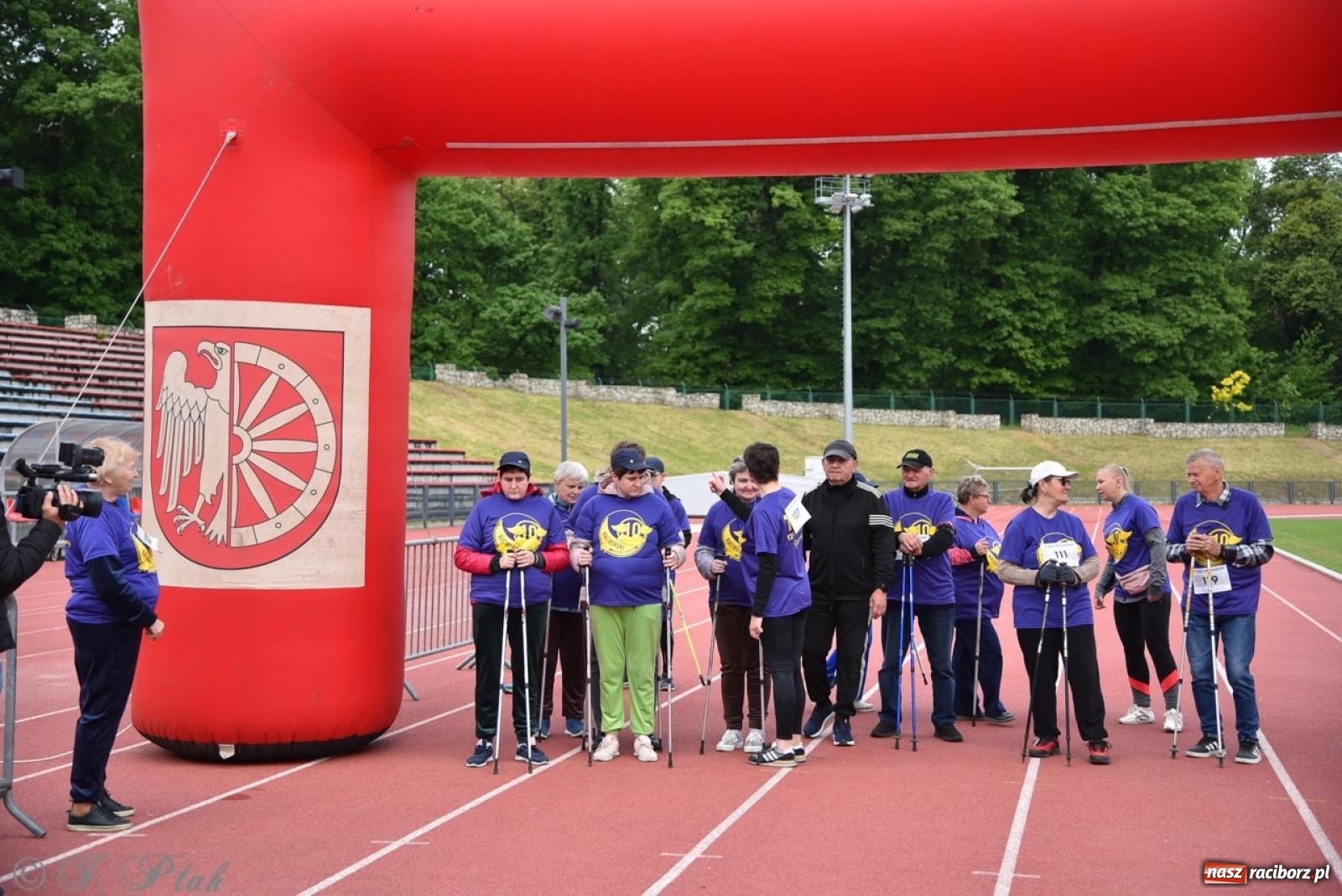 Zdjęcie w galerii na portalu naszraciborz.pl: Jubileuszowy Bieg bez barier na stadionie OSiR w Raciborzu wiadomości z regionu