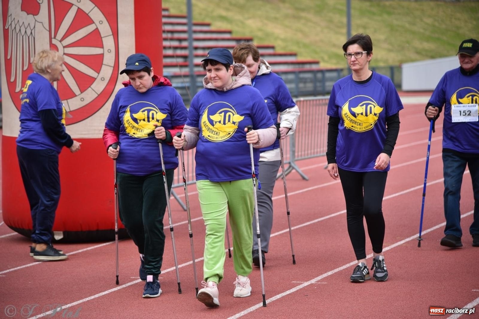Zdjęcie w galerii na portalu naszraciborz.pl: Jubileuszowy Bieg bez barier na stadionie OSiR w Raciborzu wiadomości z regionu