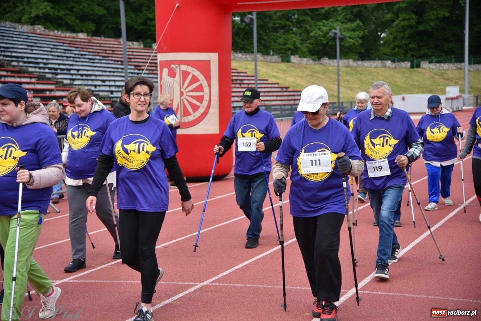 Zdjęcie w galerii na portalu naszraciborz.pl: Jubileuszowy Bieg bez barier na stadionie OSiR w Raciborzu wiadomości z regionu