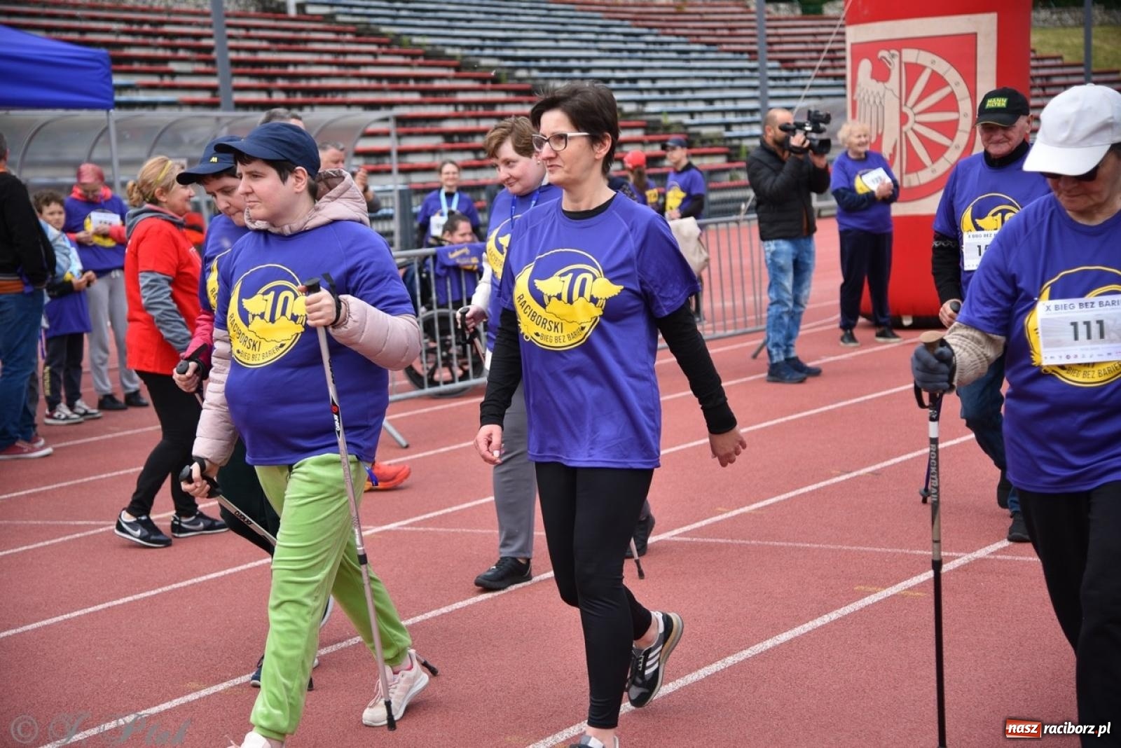 Zdjęcie w galerii na portalu naszraciborz.pl: Jubileuszowy Bieg bez barier na stadionie OSiR w Raciborzu wiadomości z regionu