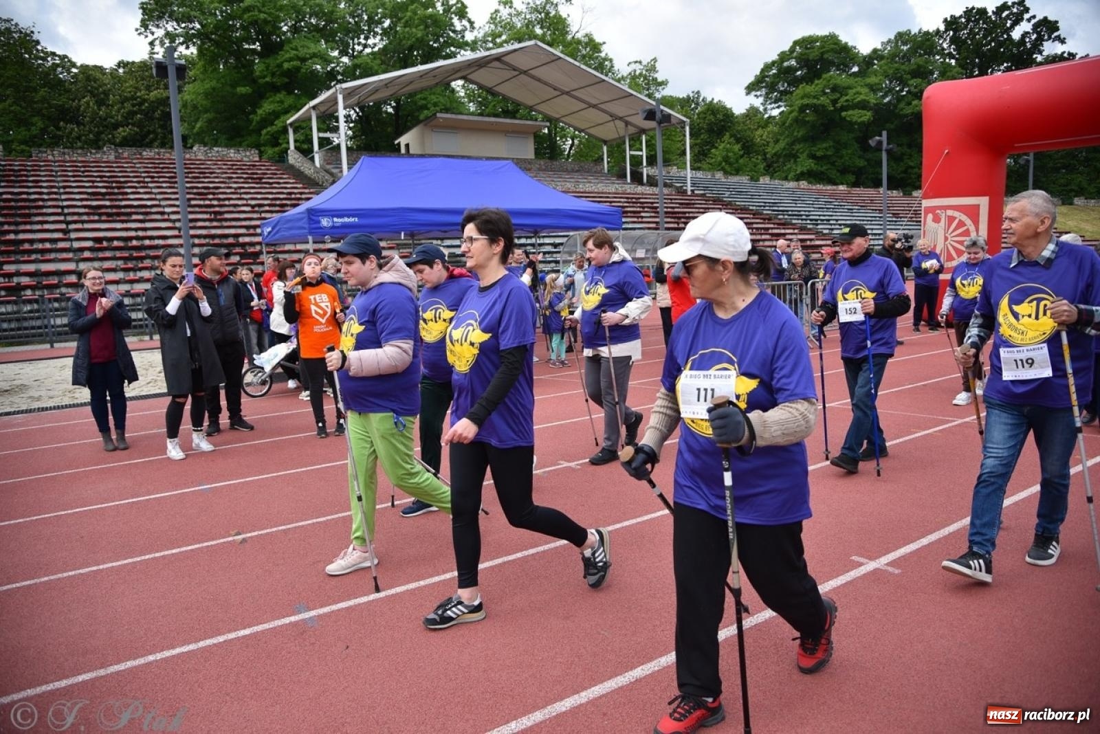 Zdjęcie w galerii na portalu naszraciborz.pl: Jubileuszowy Bieg bez barier na stadionie OSiR w Raciborzu wiadomości z regionu