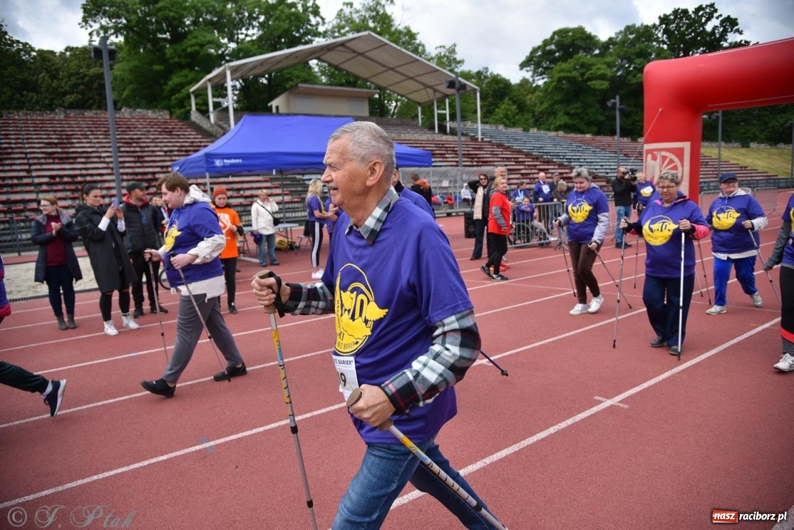 Zdjęcie w galerii na portalu naszraciborz.pl: Jubileuszowy Bieg bez barier na stadionie OSiR w Raciborzu wiadomości z regionu