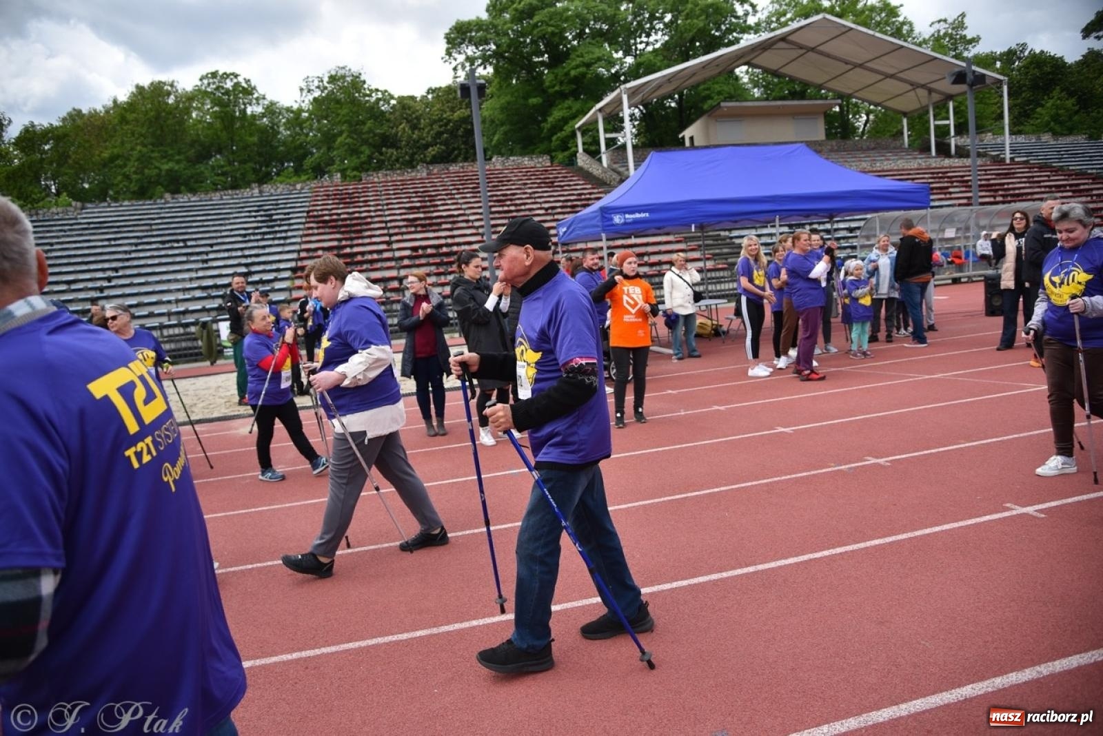 Zdjęcie w galerii na portalu naszraciborz.pl: Jubileuszowy Bieg bez barier na stadionie OSiR w Raciborzu wiadomości z regionu