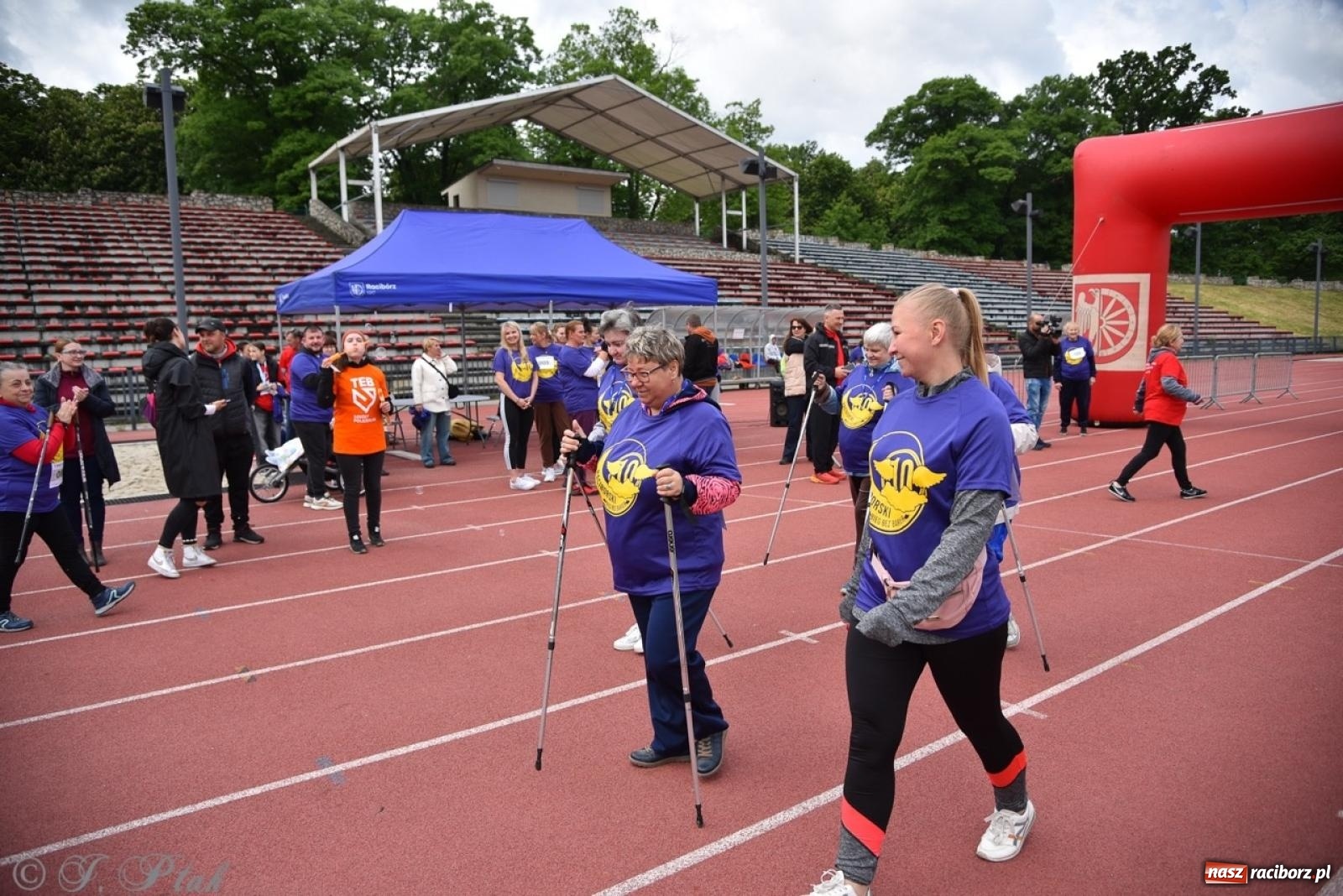 Zdjęcie w galerii na portalu naszraciborz.pl: Jubileuszowy Bieg bez barier na stadionie OSiR w Raciborzu wiadomości z regionu