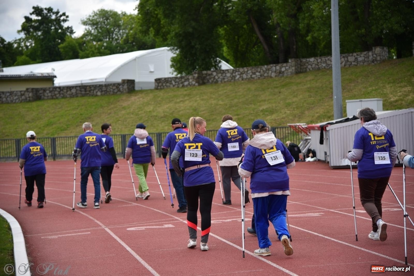 Zdjęcie w galerii na portalu naszraciborz.pl: Jubileuszowy Bieg bez barier na stadionie OSiR w Raciborzu wiadomości z regionu