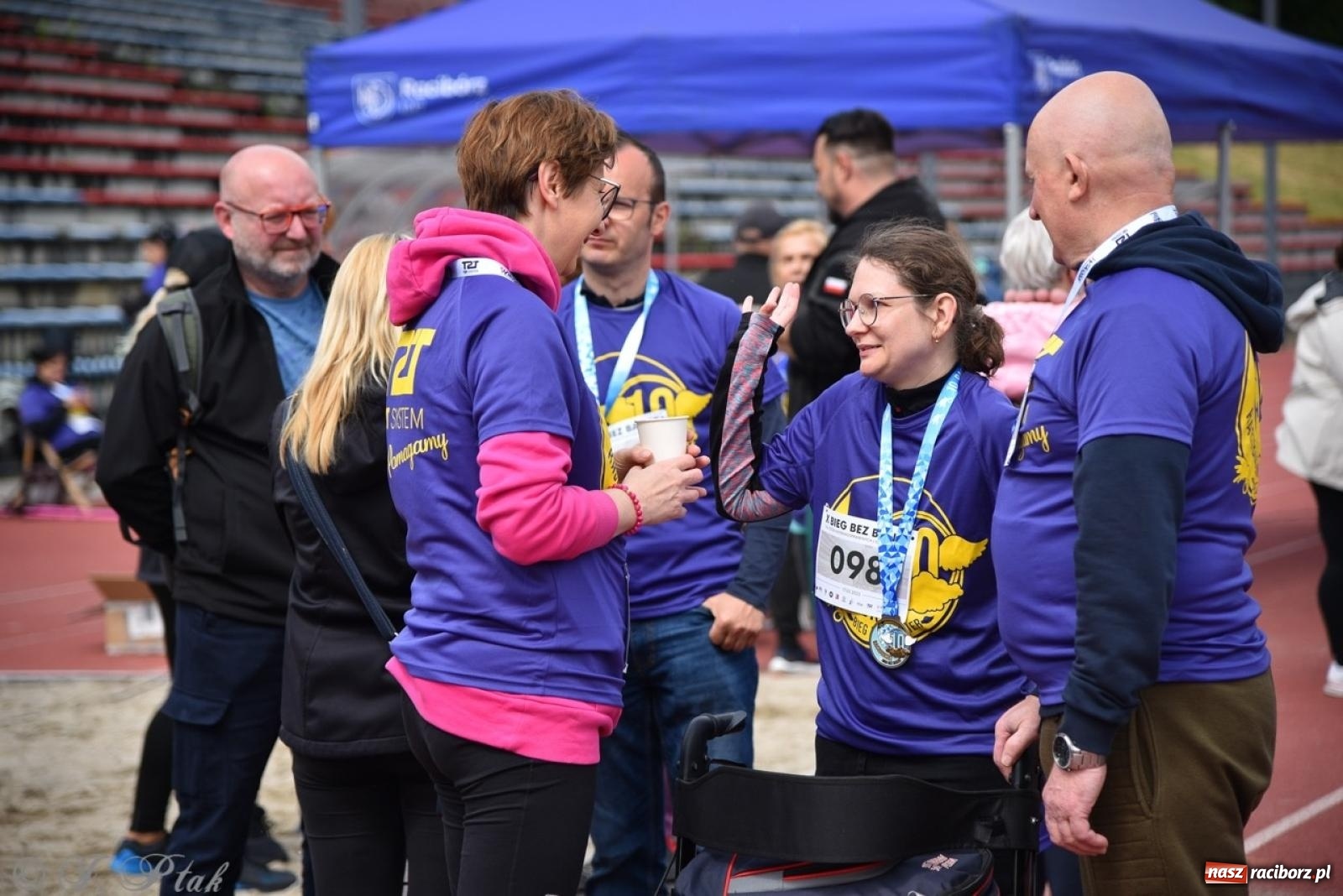 Zdjęcie w galerii na portalu naszraciborz.pl: Jubileuszowy Bieg bez barier na stadionie OSiR w Raciborzu wiadomości z regionu