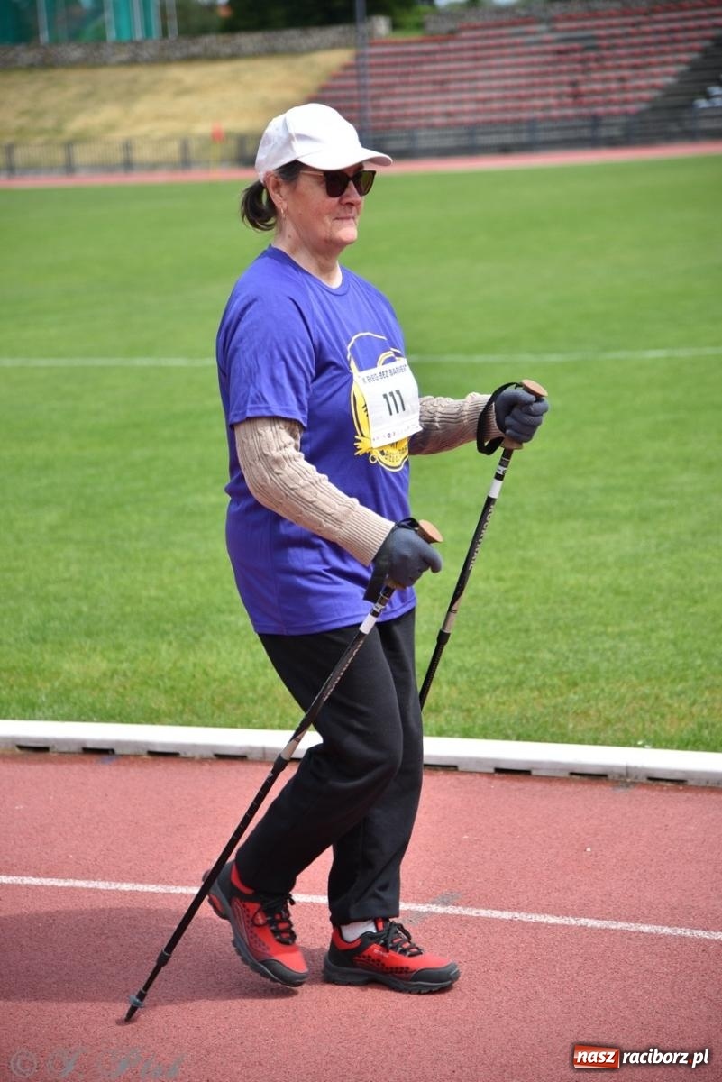 Zdjęcie w galerii na portalu naszraciborz.pl: Jubileuszowy Bieg bez barier na stadionie OSiR w Raciborzu wiadomości z regionu