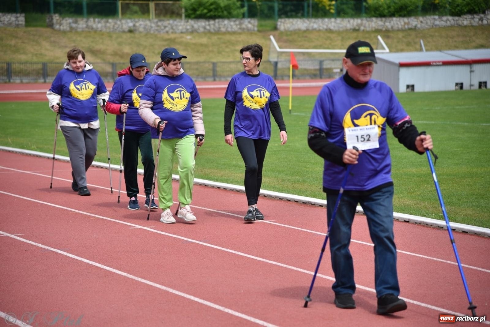 Zdjęcie w galerii na portalu naszraciborz.pl: Jubileuszowy Bieg bez barier na stadionie OSiR w Raciborzu wiadomości z regionu
