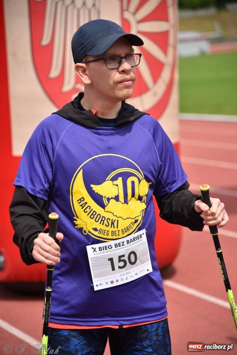 Zdjęcie w galerii na portalu naszraciborz.pl: Jubileuszowy Bieg bez barier na stadionie OSiR w Raciborzu wiadomości z regionu