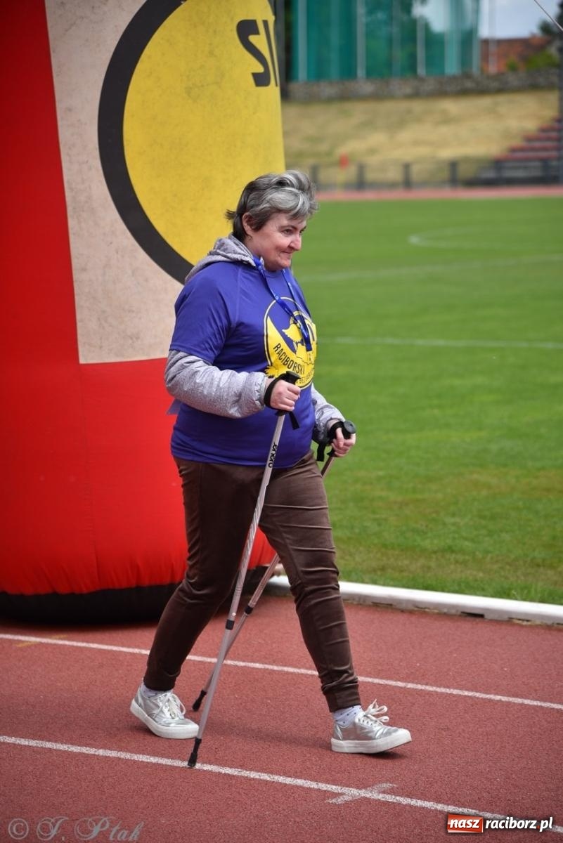 Zdjęcie w galerii na portalu naszraciborz.pl: Jubileuszowy Bieg bez barier na stadionie OSiR w Raciborzu wiadomości z regionu