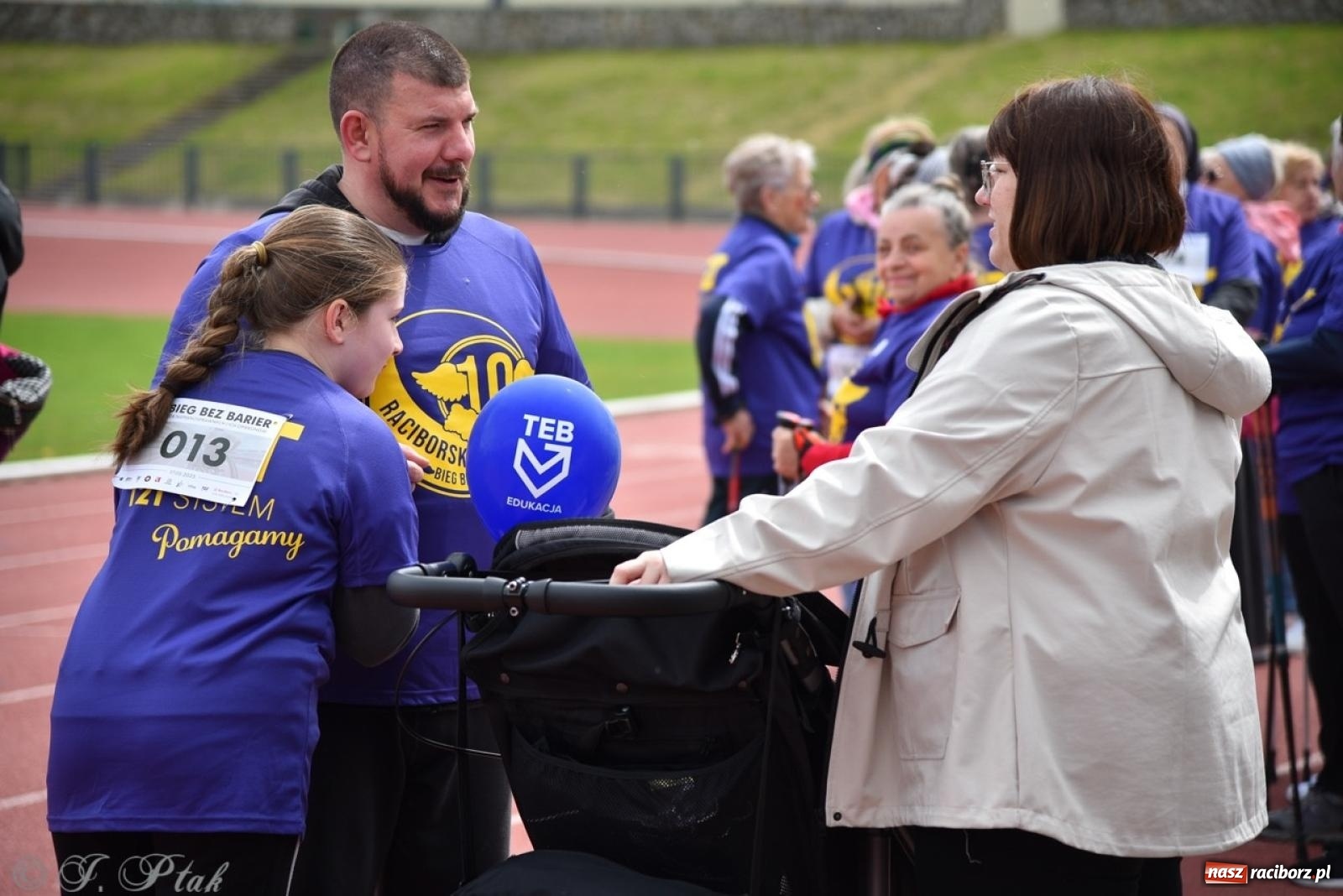Zdjęcie w galerii na portalu naszraciborz.pl: Jubileuszowy Bieg bez barier na stadionie OSiR w Raciborzu wiadomości z regionu