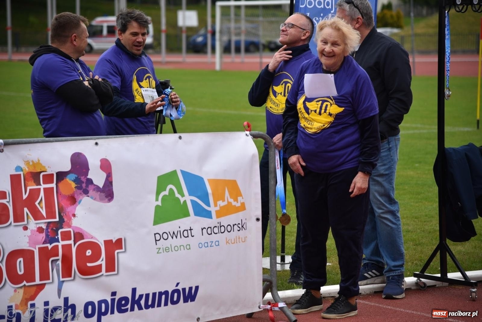 Zdjęcie w galerii na portalu naszraciborz.pl: Jubileuszowy Bieg bez barier na stadionie OSiR w Raciborzu wiadomości z regionu