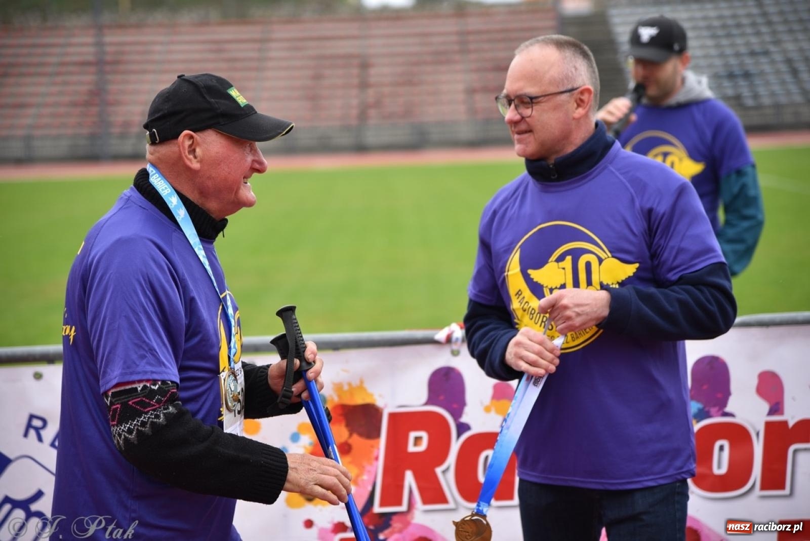 Zdjęcie w galerii na portalu naszraciborz.pl: Jubileuszowy Bieg bez barier na stadionie OSiR w Raciborzu wiadomości z regionu