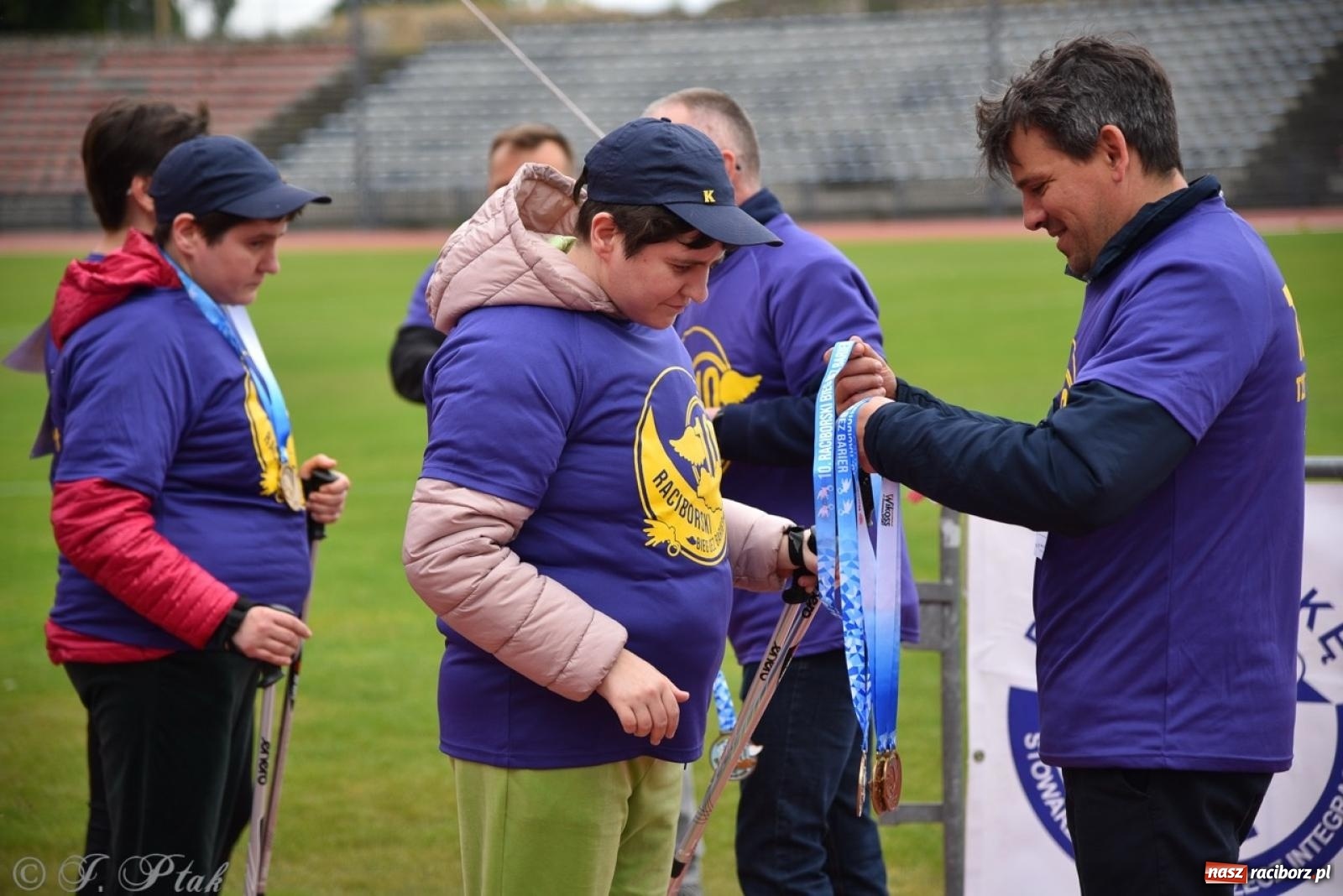 Zdjęcie w galerii na portalu naszraciborz.pl: Jubileuszowy Bieg bez barier na stadionie OSiR w Raciborzu wiadomości z regionu