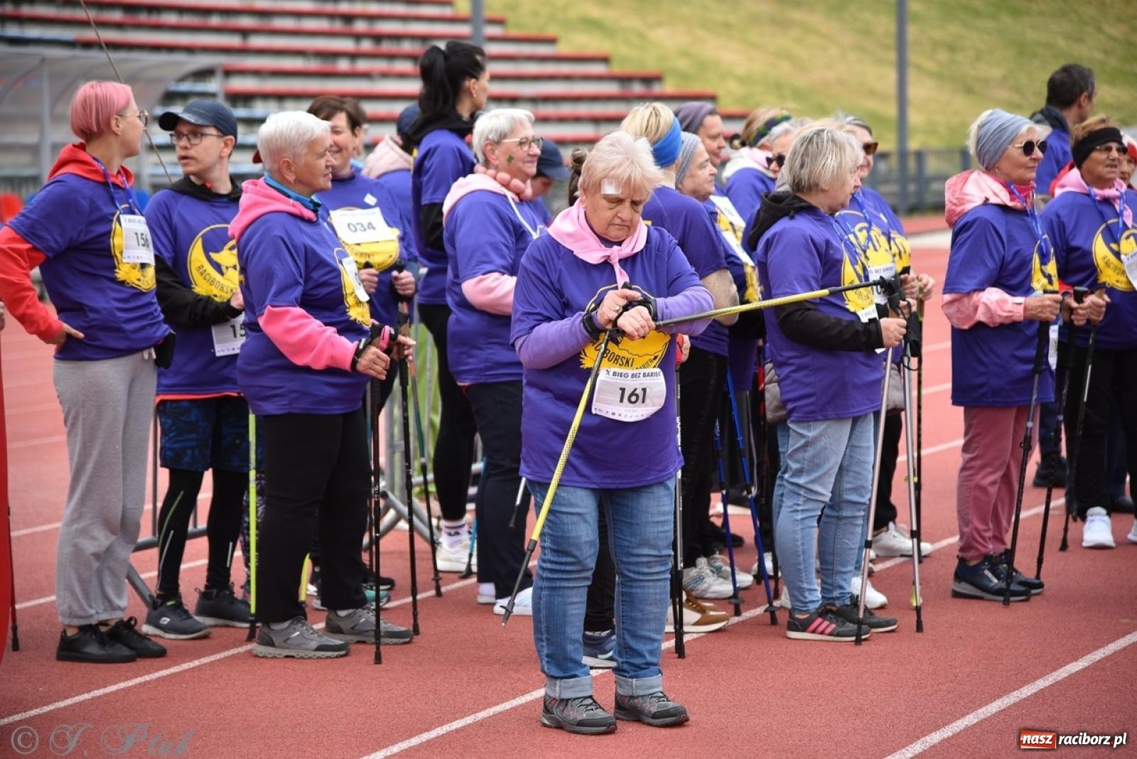 Zdjęcie w galerii na portalu naszraciborz.pl: Jubileuszowy Bieg bez barier na stadionie OSiR w Raciborzu wiadomości z regionu