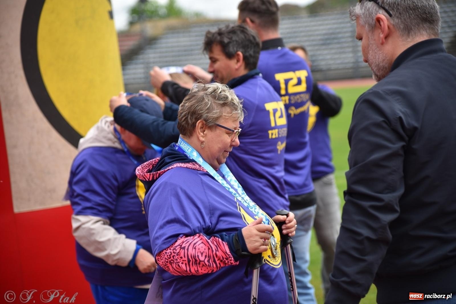 Zdjęcie w galerii na portalu naszraciborz.pl: Jubileuszowy Bieg bez barier na stadionie OSiR w Raciborzu wiadomości z regionu