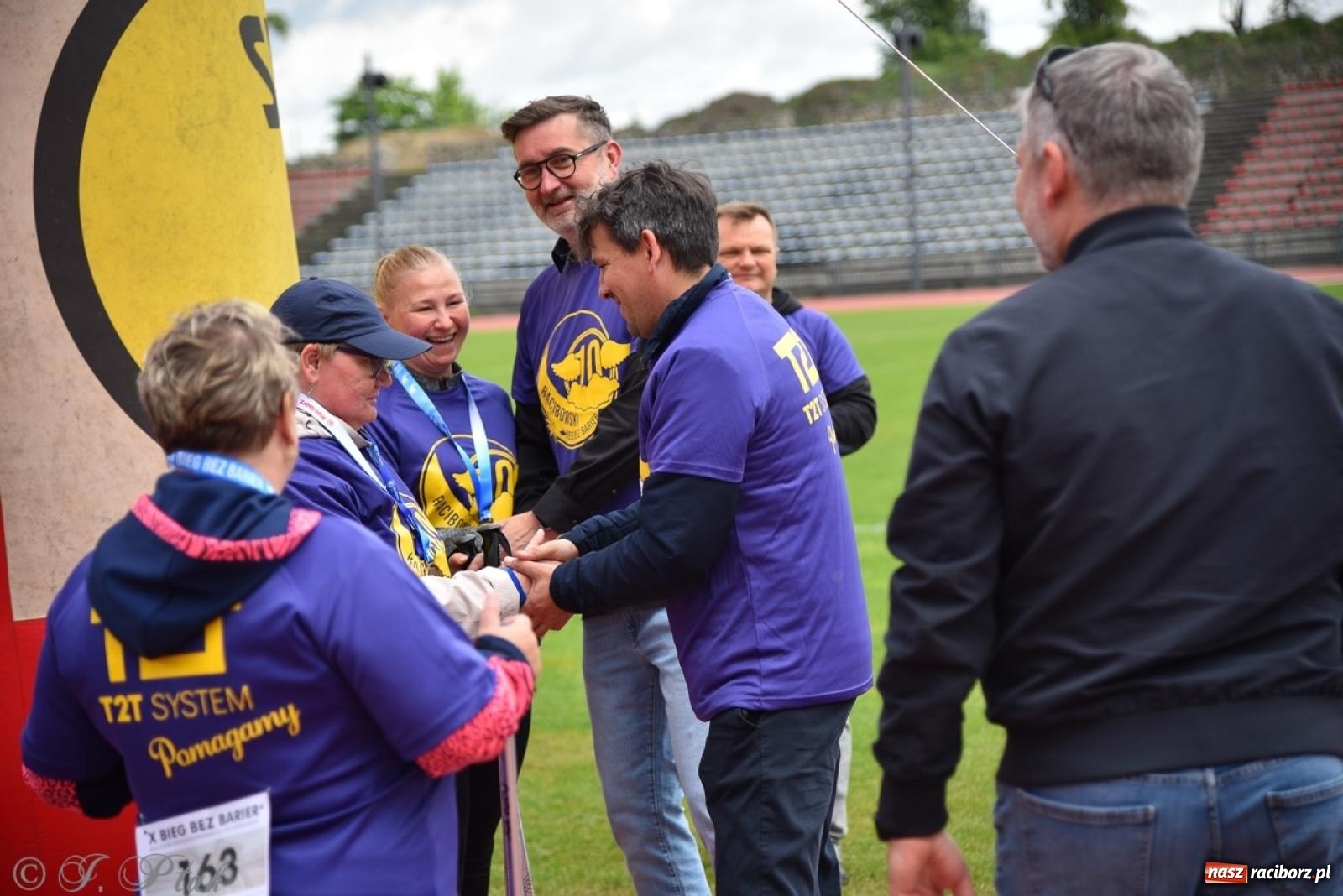 Zdjęcie w galerii na portalu naszraciborz.pl: Jubileuszowy Bieg bez barier na stadionie OSiR w Raciborzu wiadomości z regionu
