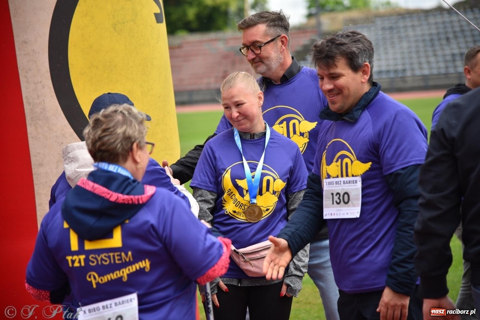 Zdjęcie w galerii na portalu naszraciborz.pl: Jubileuszowy Bieg bez barier na stadionie OSiR w Raciborzu wiadomości z regionu