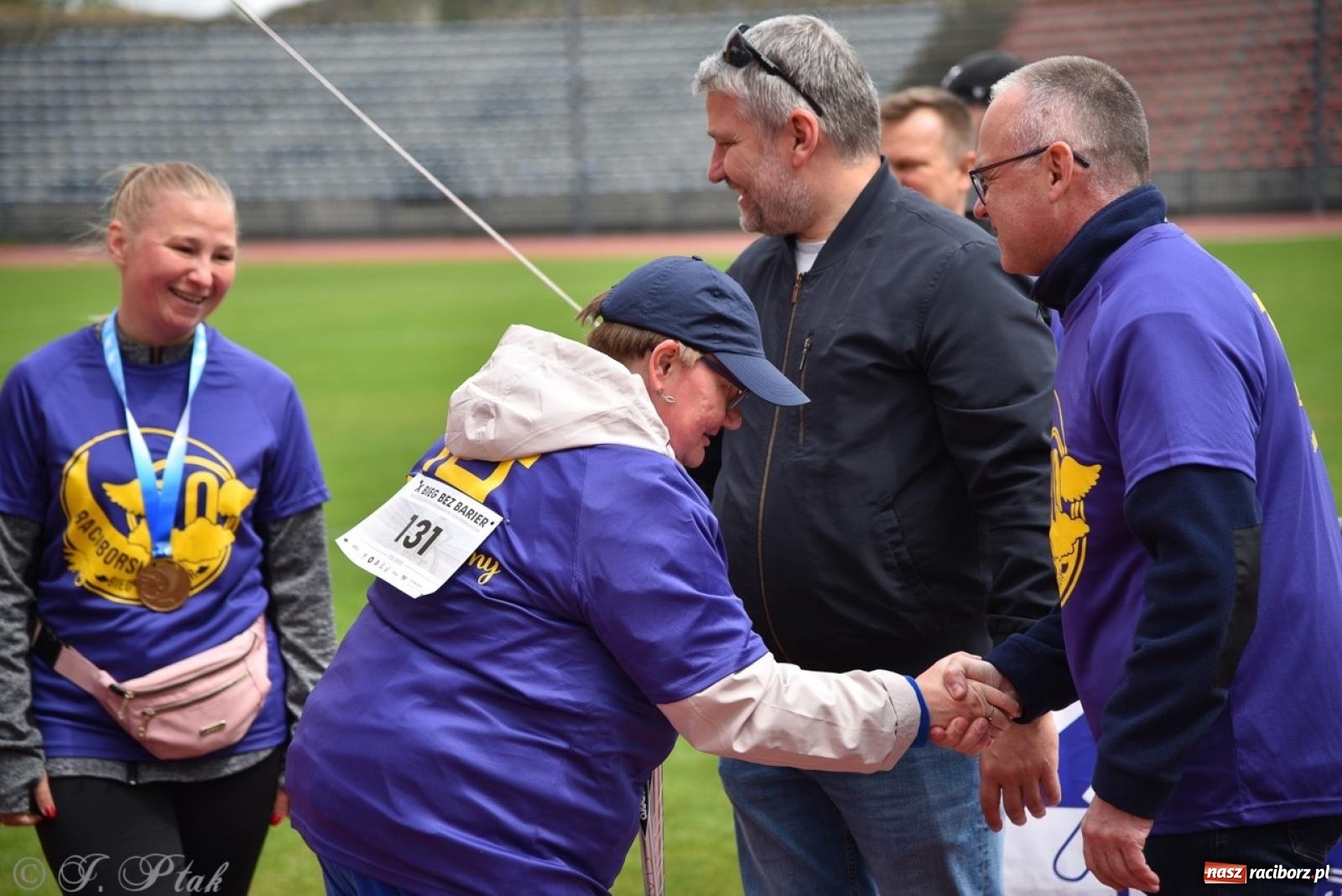 Zdjęcie w galerii na portalu naszraciborz.pl: Jubileuszowy Bieg bez barier na stadionie OSiR w Raciborzu wiadomości z regionu