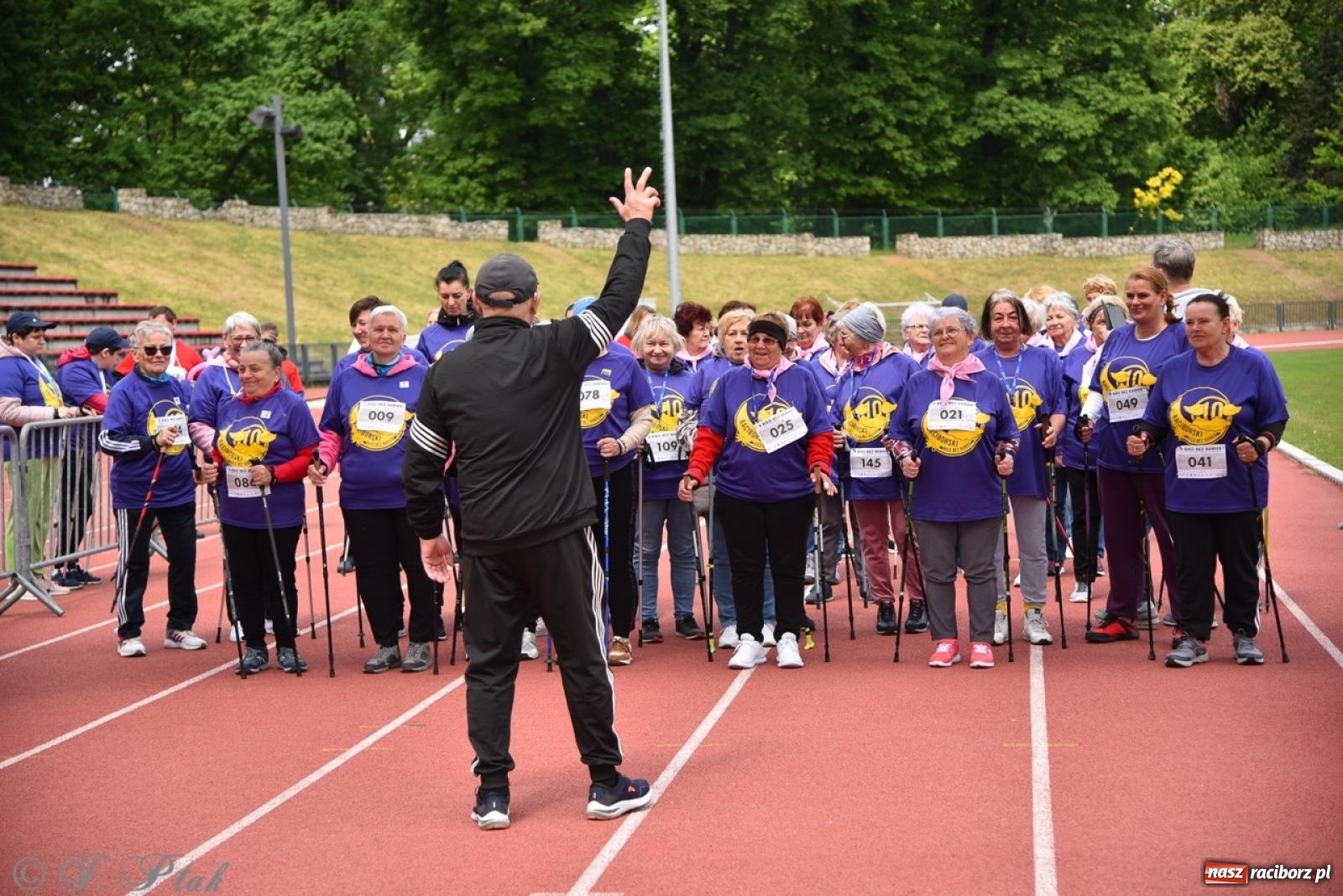 Zdjęcie w galerii na portalu naszraciborz.pl: Jubileuszowy Bieg bez barier na stadionie OSiR w Raciborzu wiadomości z regionu