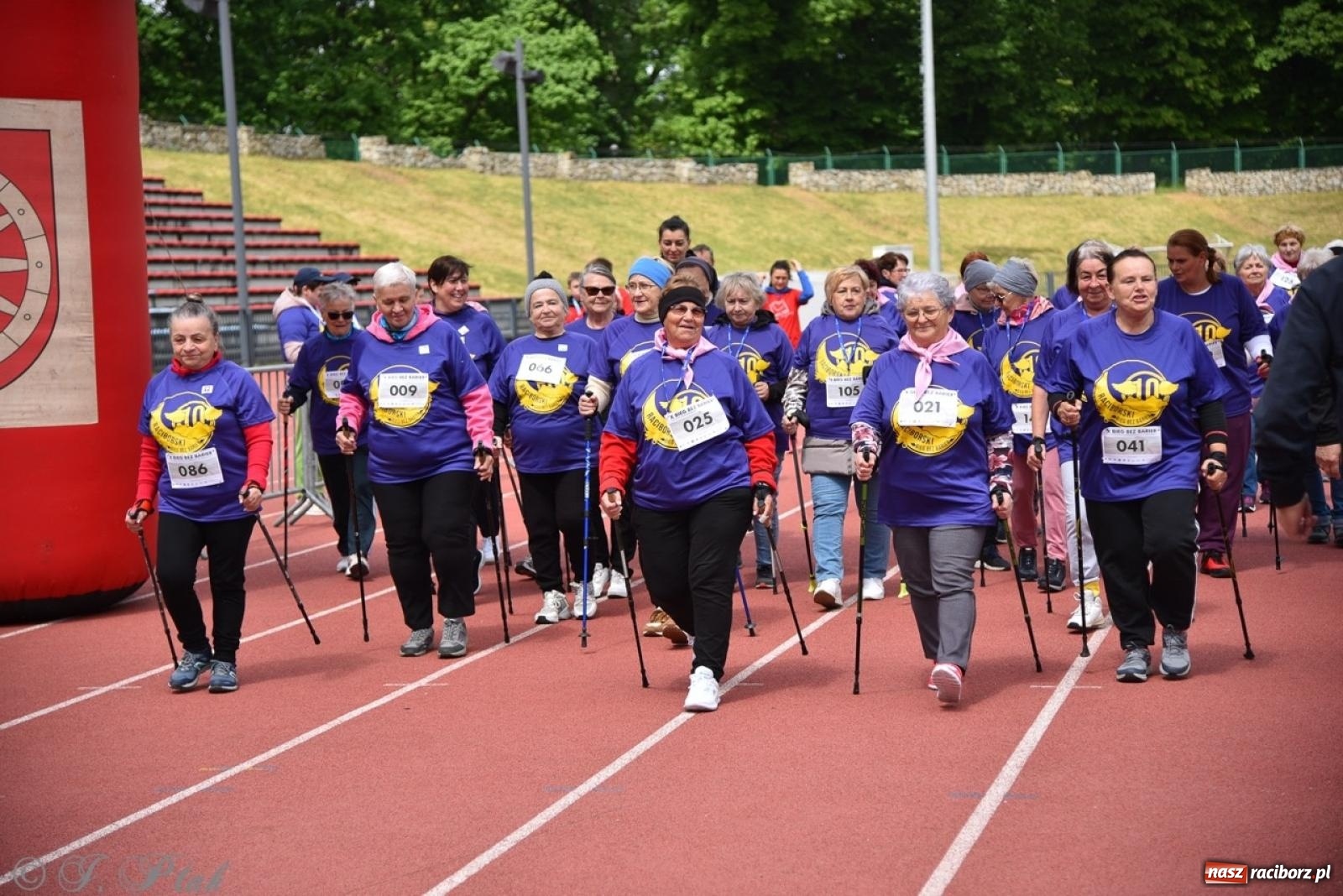 Zdjęcie w galerii na portalu naszraciborz.pl: Jubileuszowy Bieg bez barier na stadionie OSiR w Raciborzu wiadomości z regionu