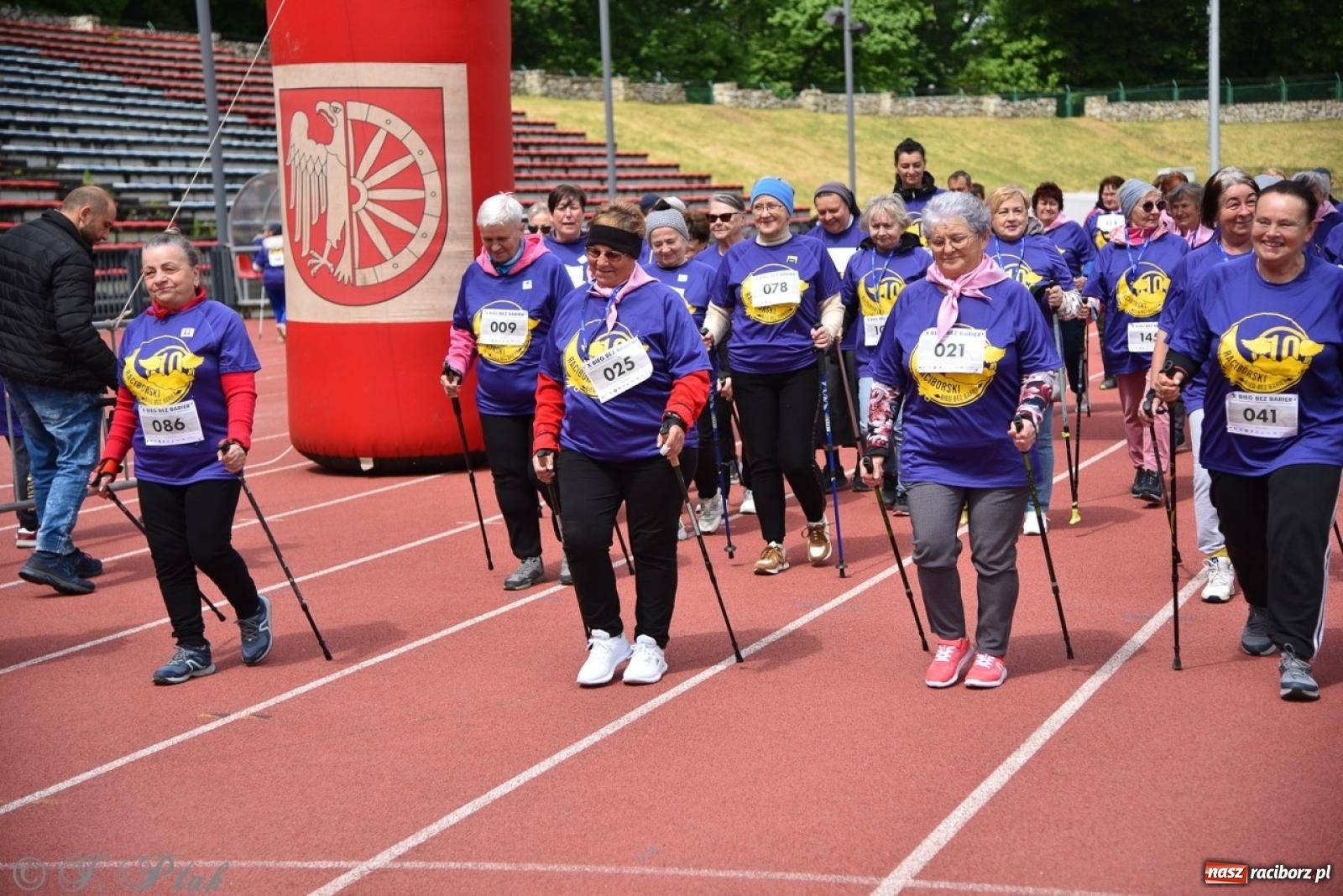 Zdjęcie w galerii na portalu naszraciborz.pl: Jubileuszowy Bieg bez barier na stadionie OSiR w Raciborzu wiadomości z regionu